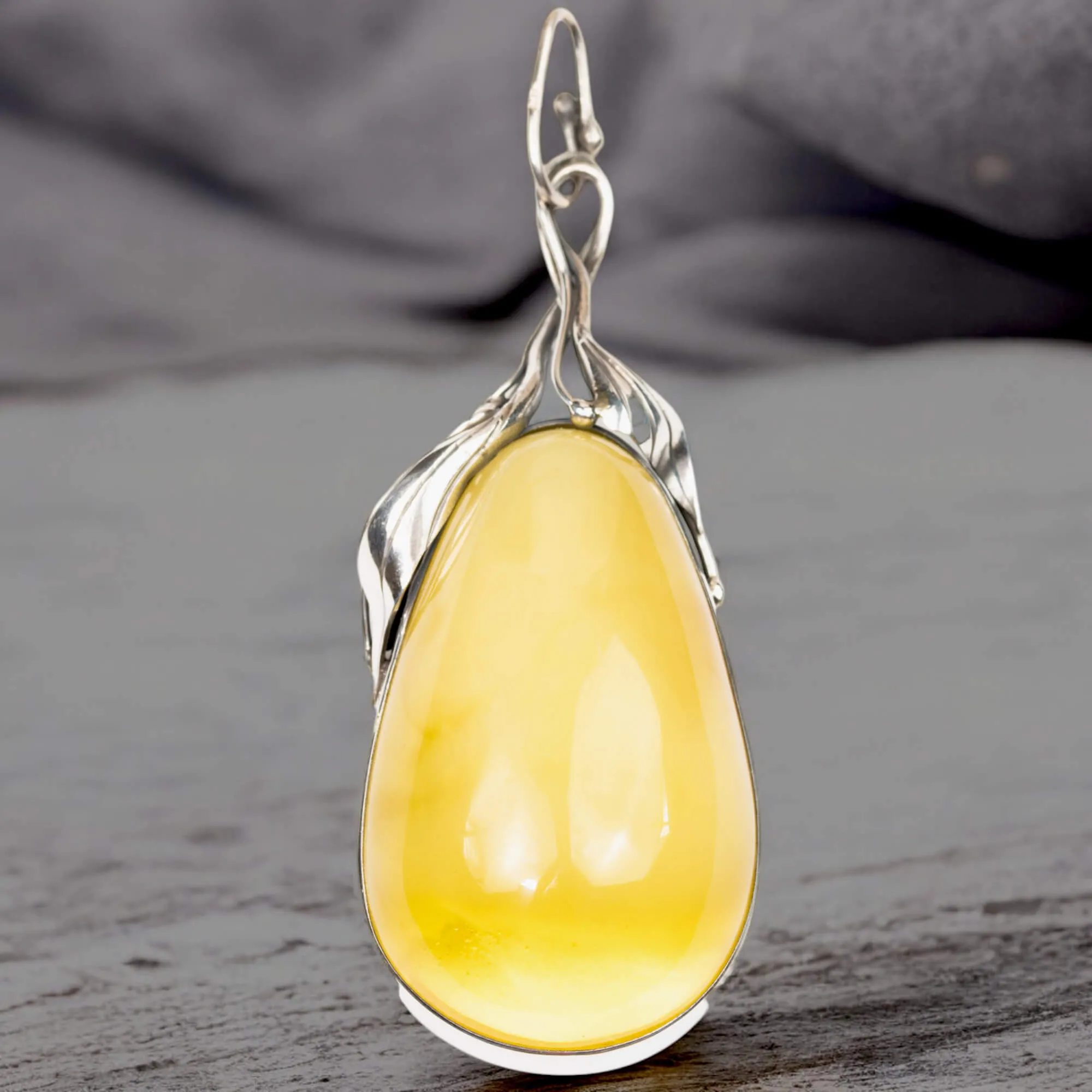 Ciondolo in Ambra Giallo Miele con Finiture in Argento a Motivi Floreali.