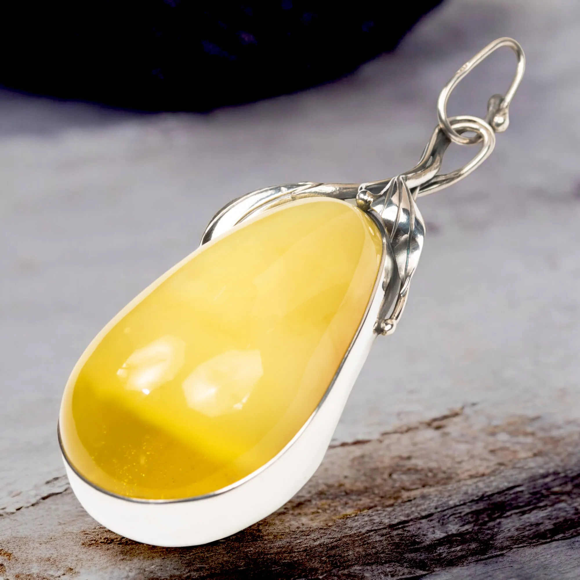 Ciondolo in Ambra Giallo Miele con Finiture in Argento a Motivi Floreali.