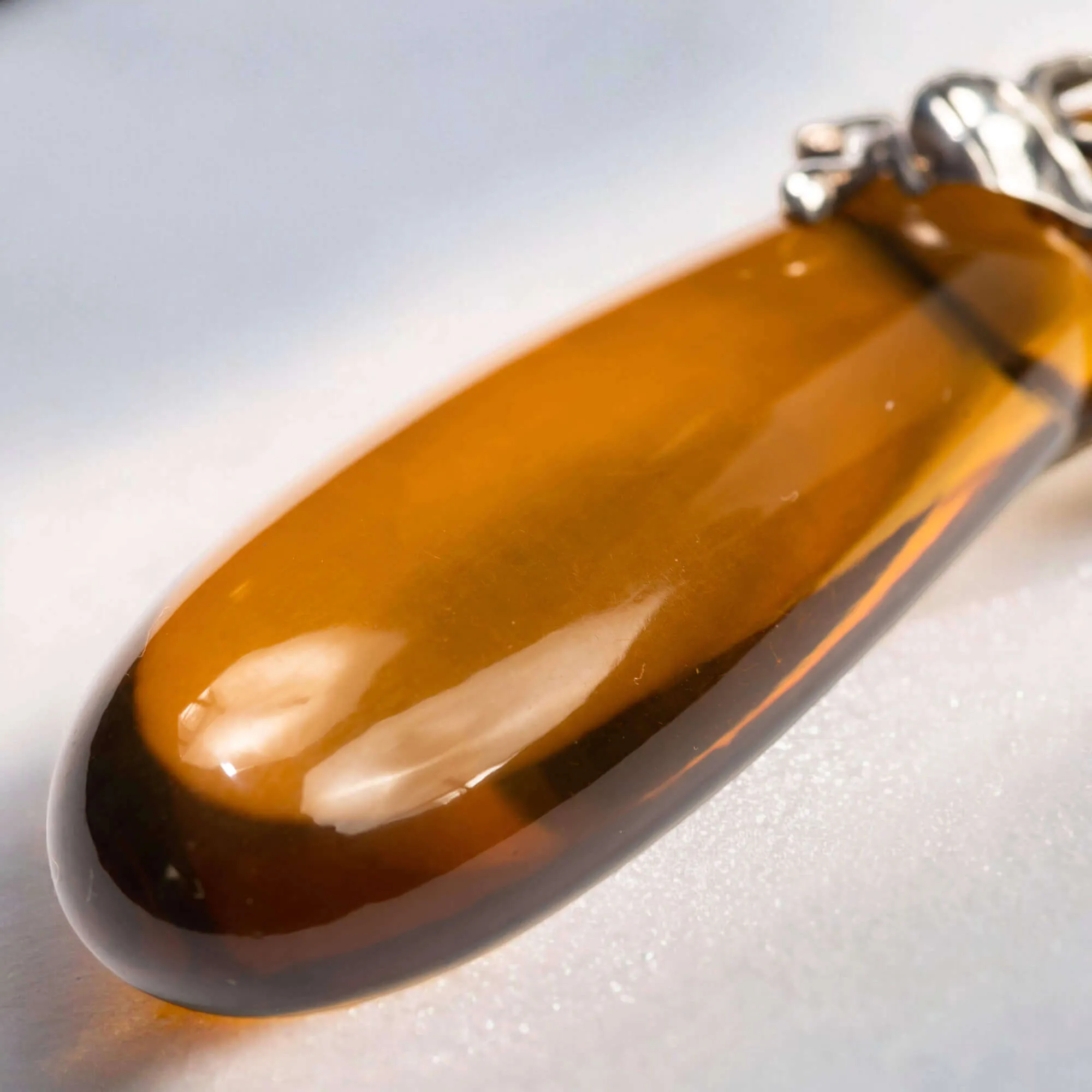 Ciondolo in Ambra Cognac a Forma di Goccia , Limpida e Cristallina.