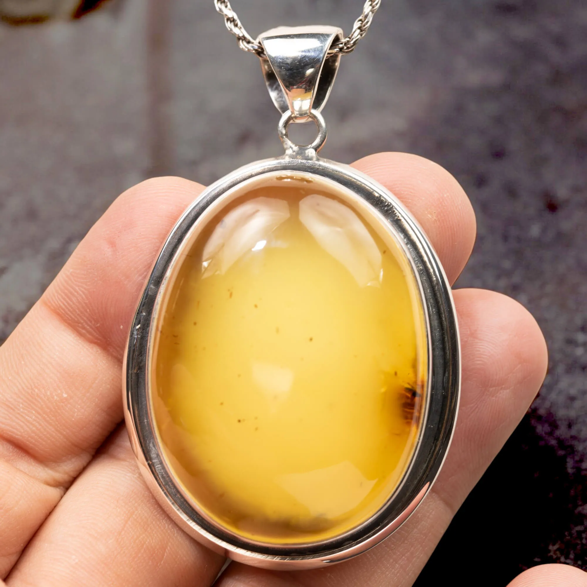 Ciondolo in Ambra Baltica Giallo Cristallino con Incastonatura in Argento.