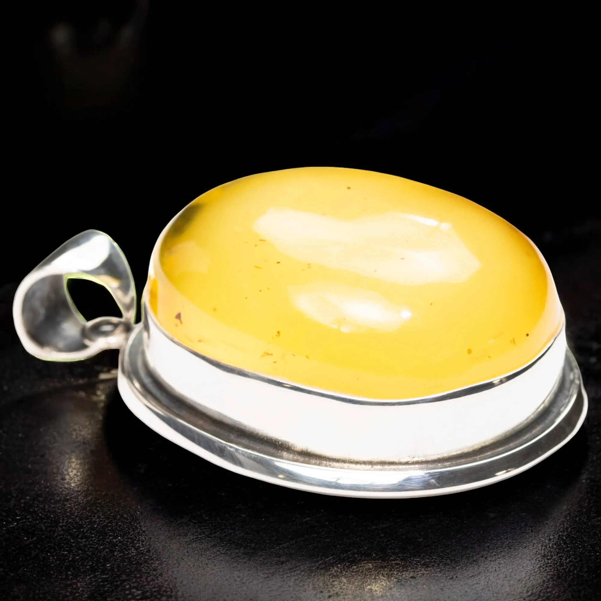 Ciondolo in Ambra Baltica Giallo Cristallino con Incastonatura in Argento.
