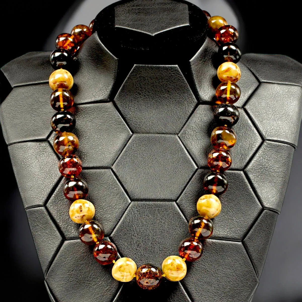 Collier in Ambra Baltica Naturale.