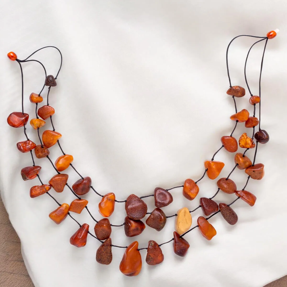 Raffinata collana con tre fili di gemme di Ambra Baltica.