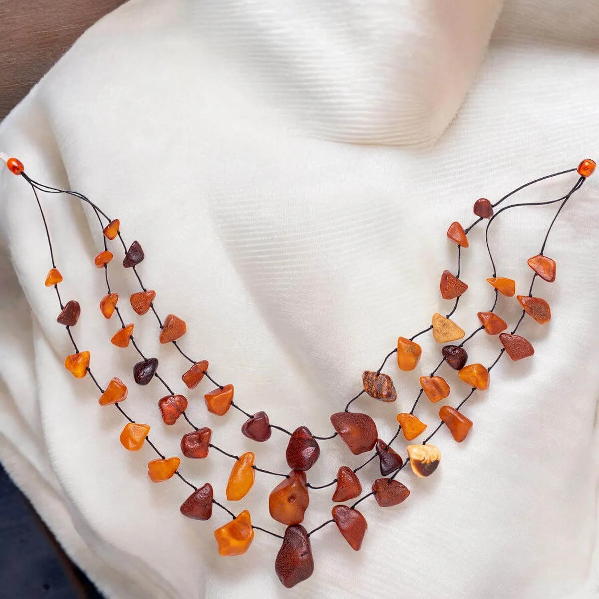 Collana di Ambra Baltica: Eleganza Naturale e Storia Millenaria.