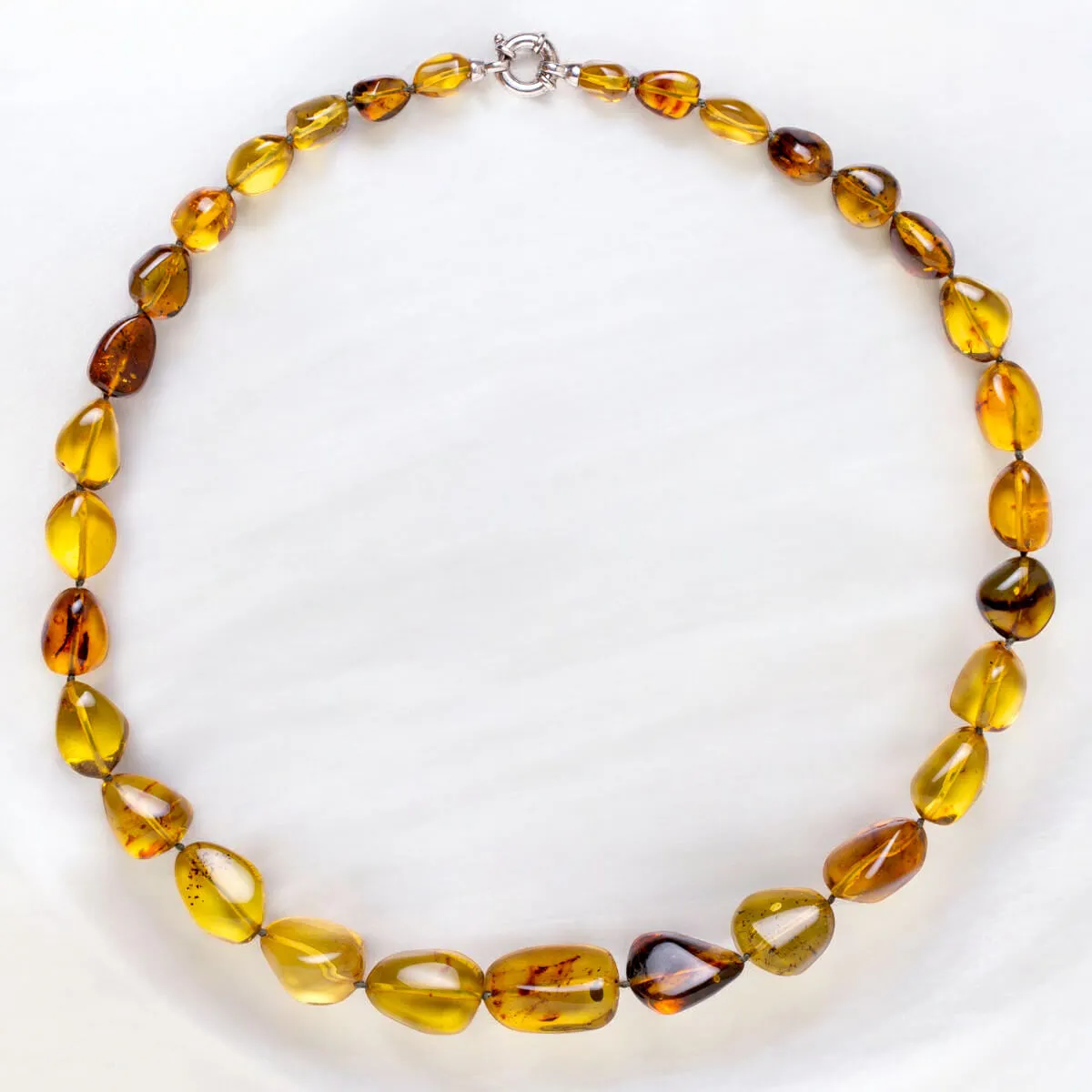 Collana di ambra color miele con gemme irregolari.
