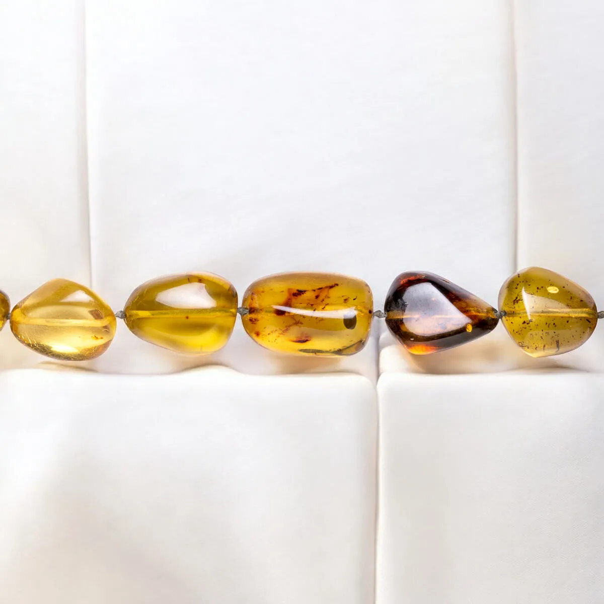 Collana di ambra color miele con gemme irregolari.