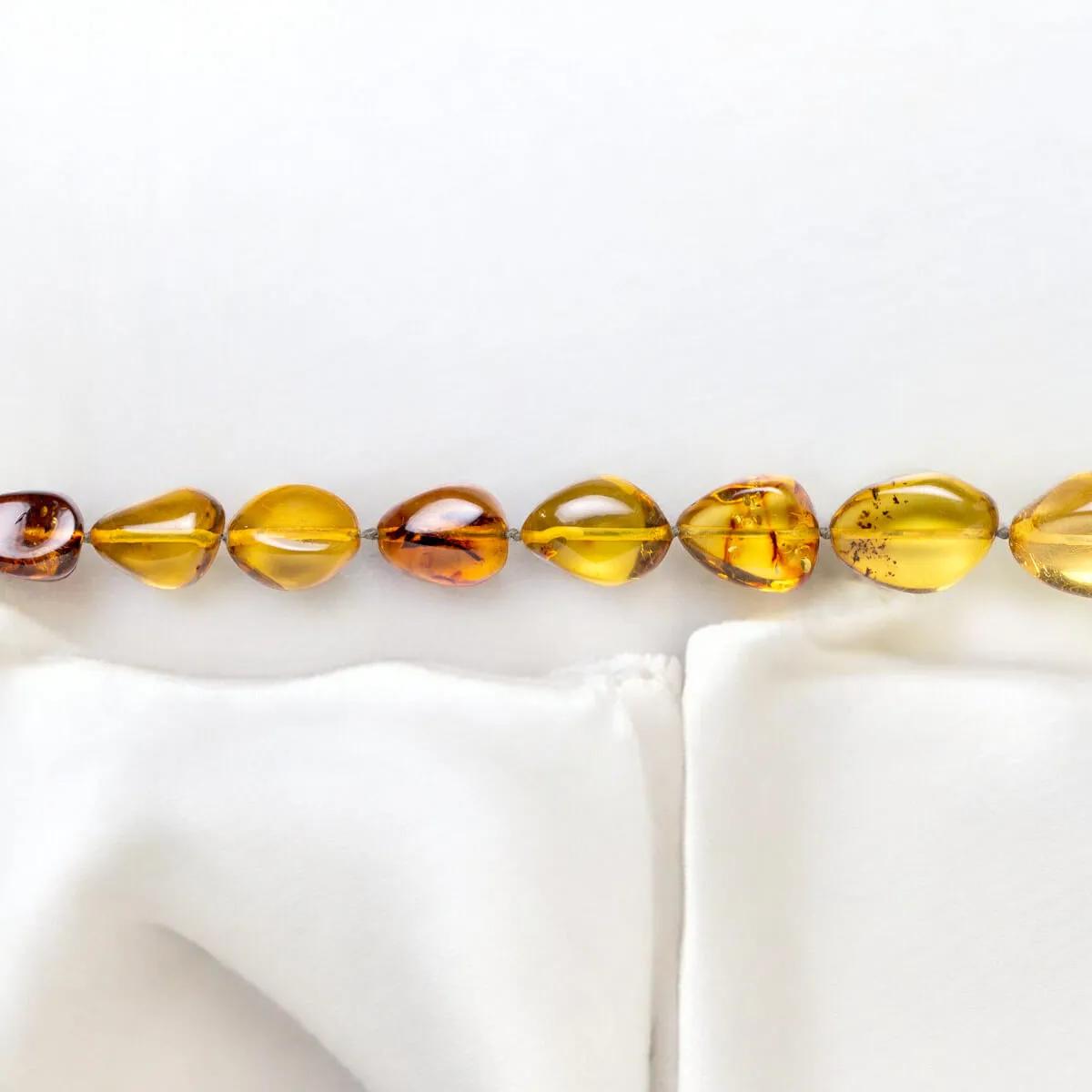 Collana di ambra color miele con gemme irregolari.
