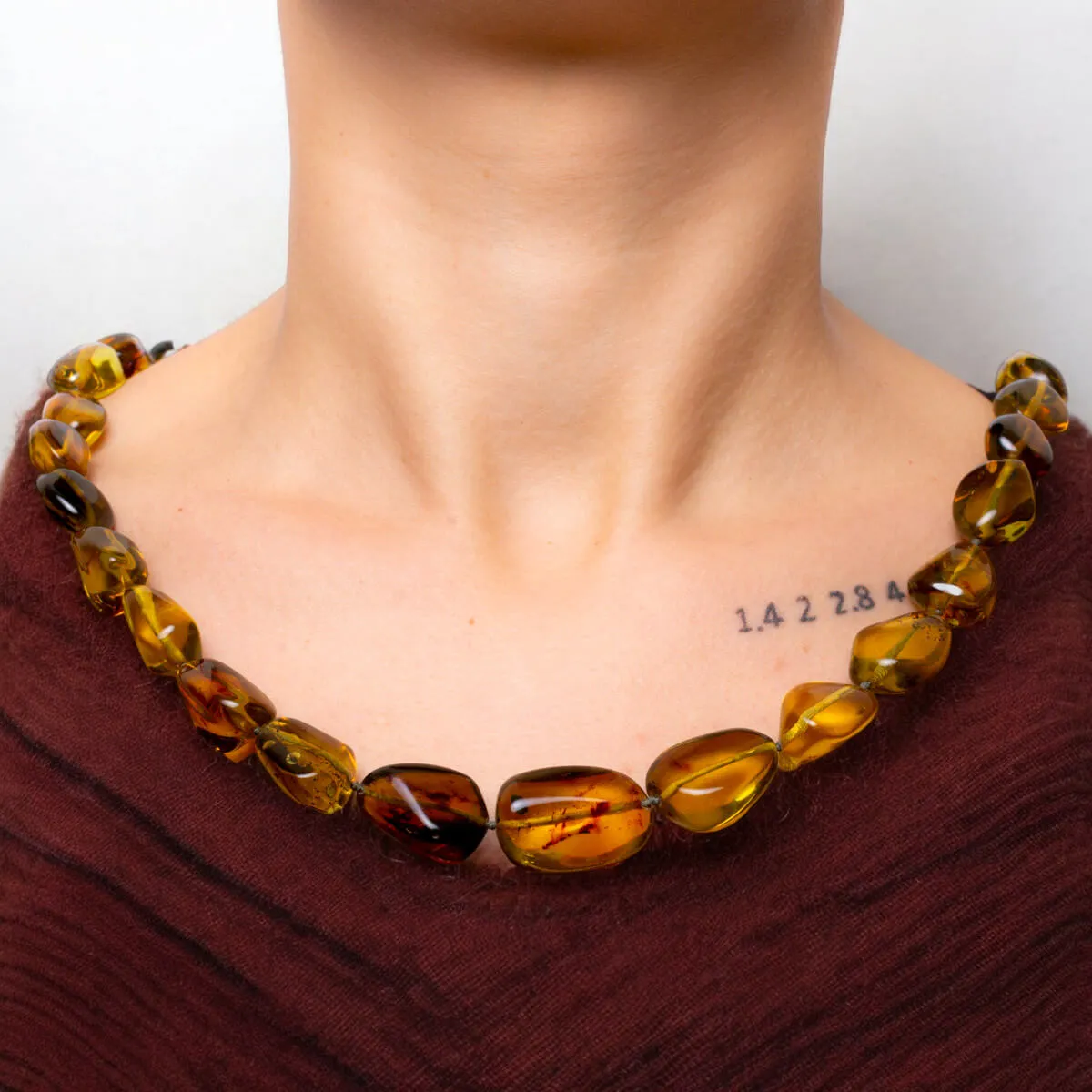 Collana di ambra color miele con gemme irregolari.