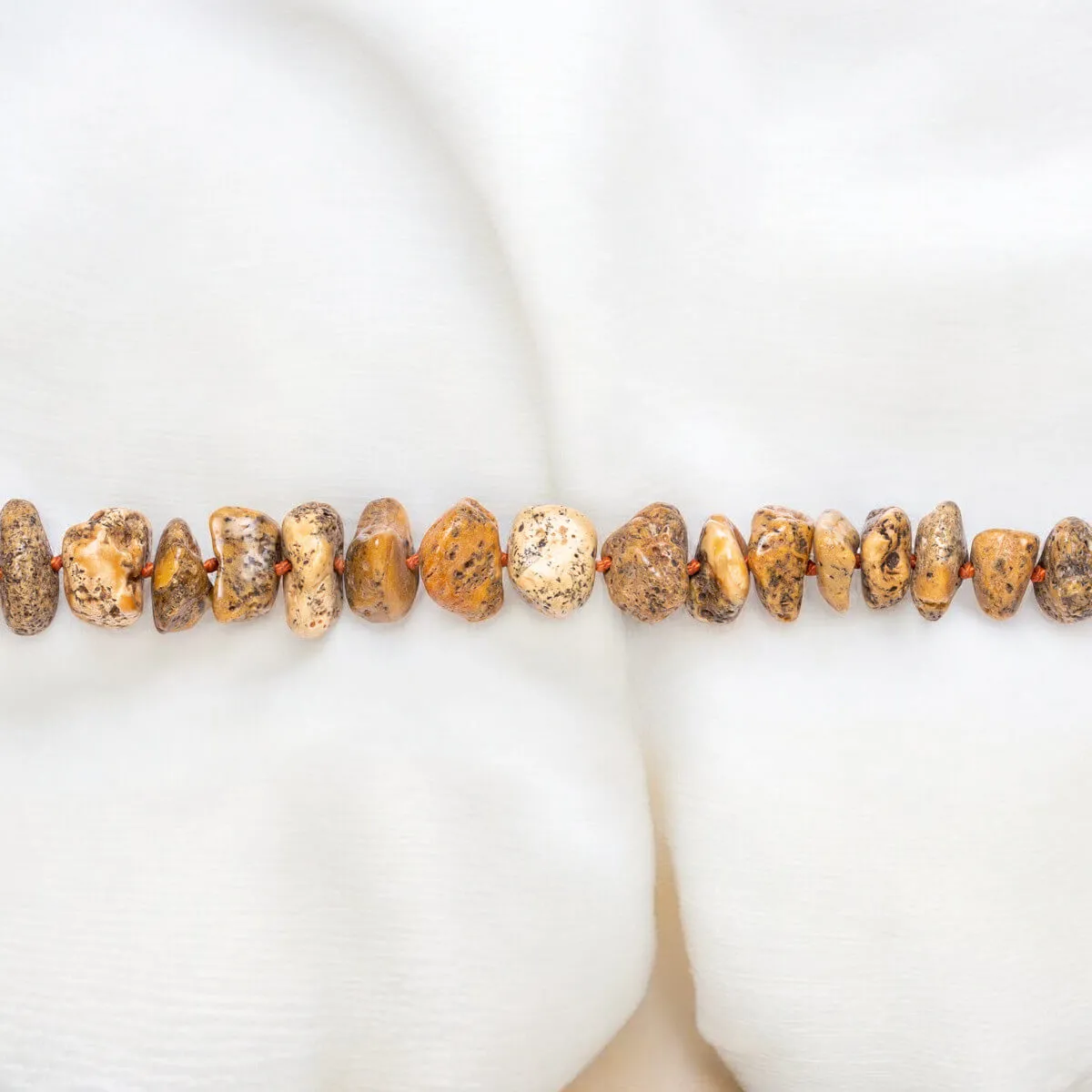 Collana di Ambra Non Lavorata: Forme Naturali e Fascino Primordiale.