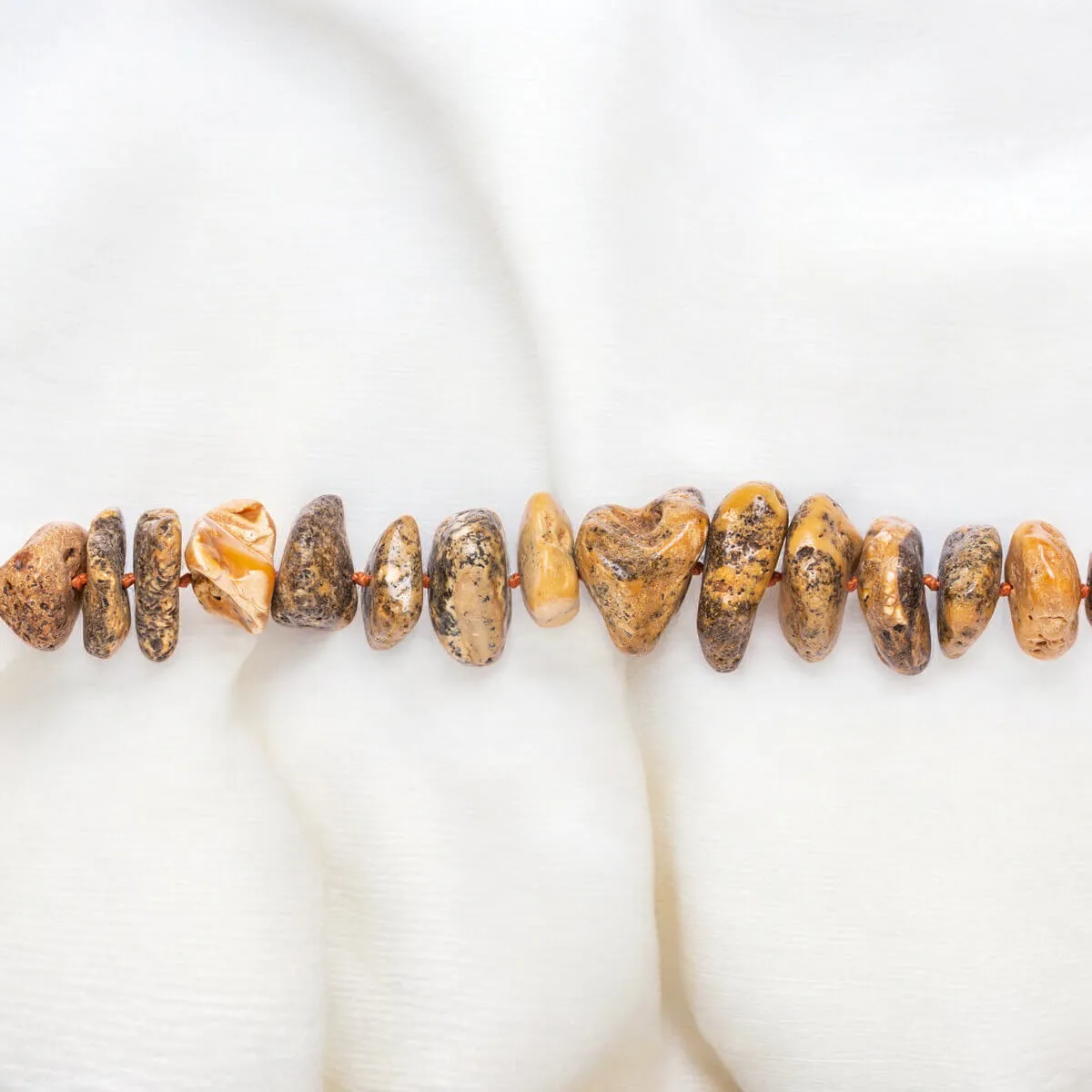 Collana di Ambra Non Lavorata: Forme Naturali e Fascino Primordiale.