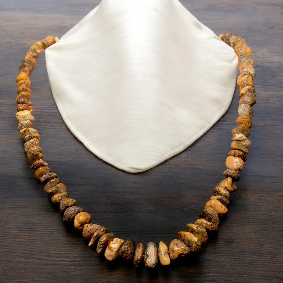 Collana di Ambra Non Lavorata: Forme Naturali e Fascino Primordiale.