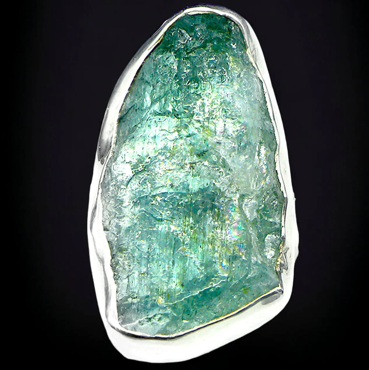 Anello in Aquamarina a taglio naturale.