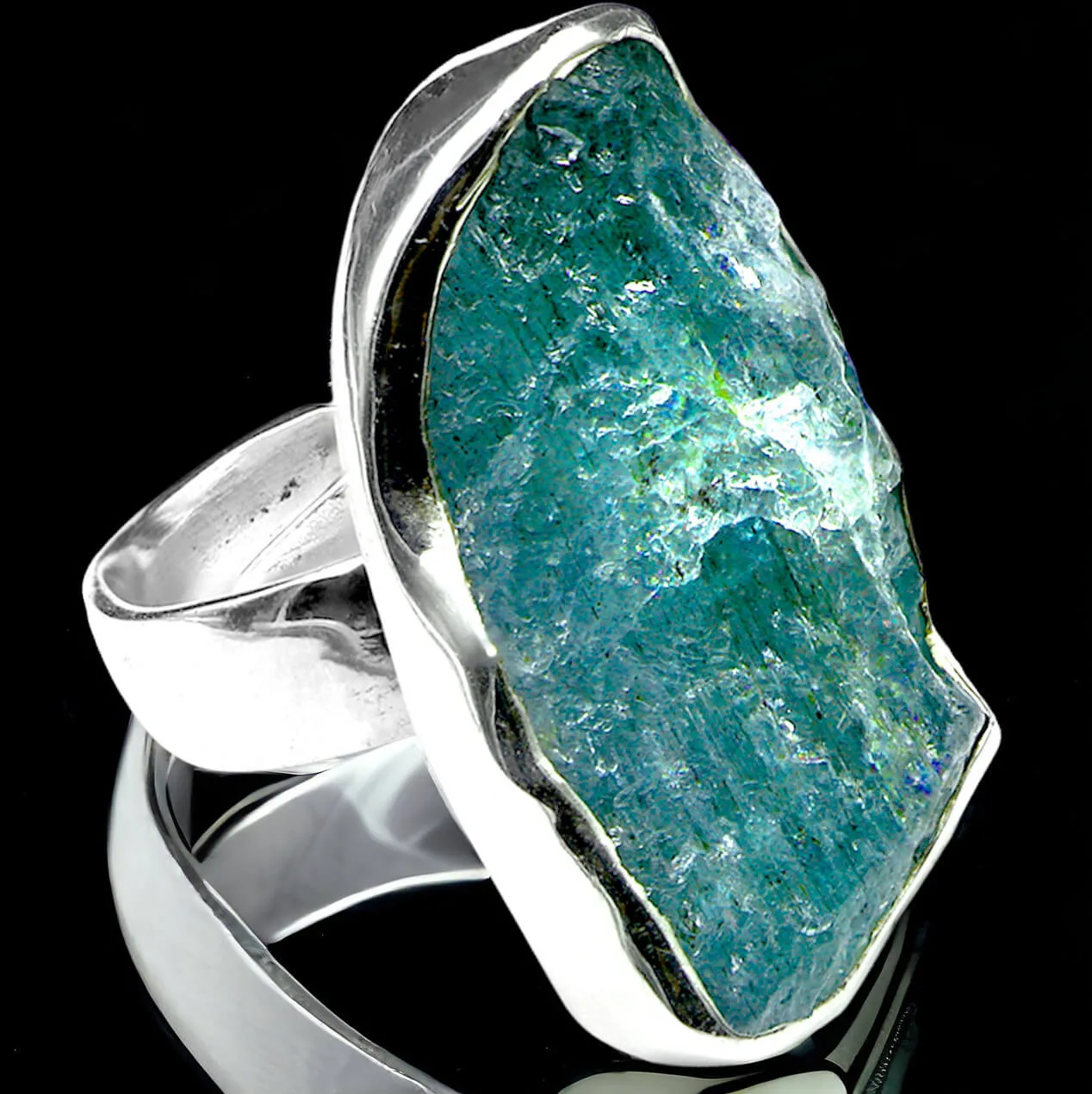 Anello in Aquamarina a taglio naturale.