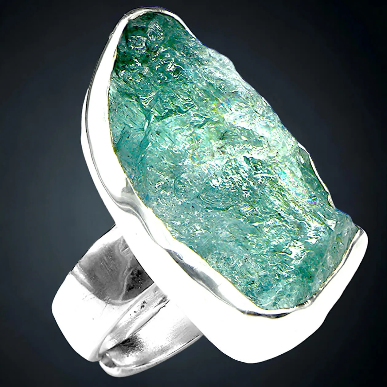 Anello in Aquamarina a taglio naturale.