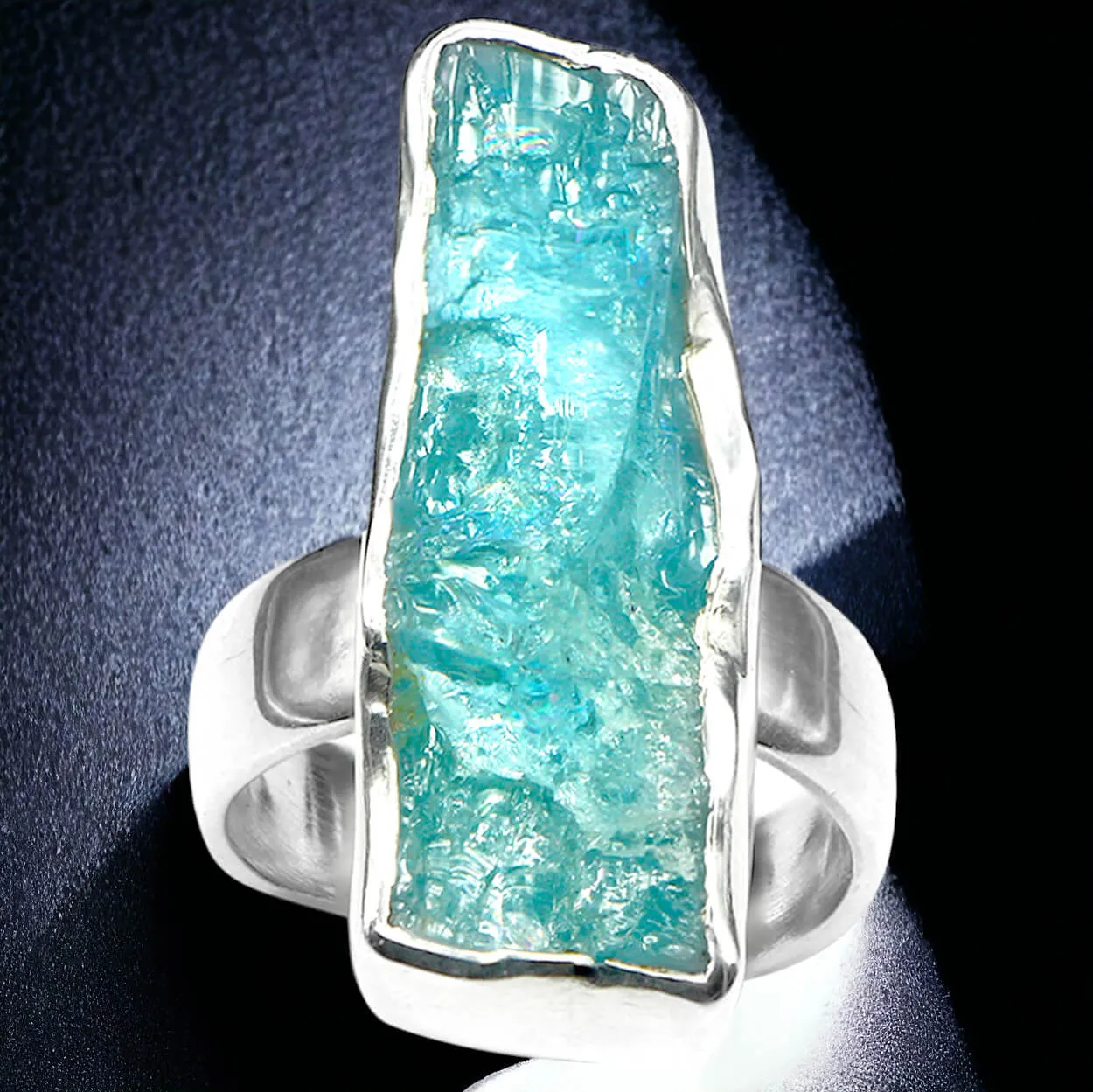 Anello in Argento con Acquamarina Grezza: Bellezza Naturale.