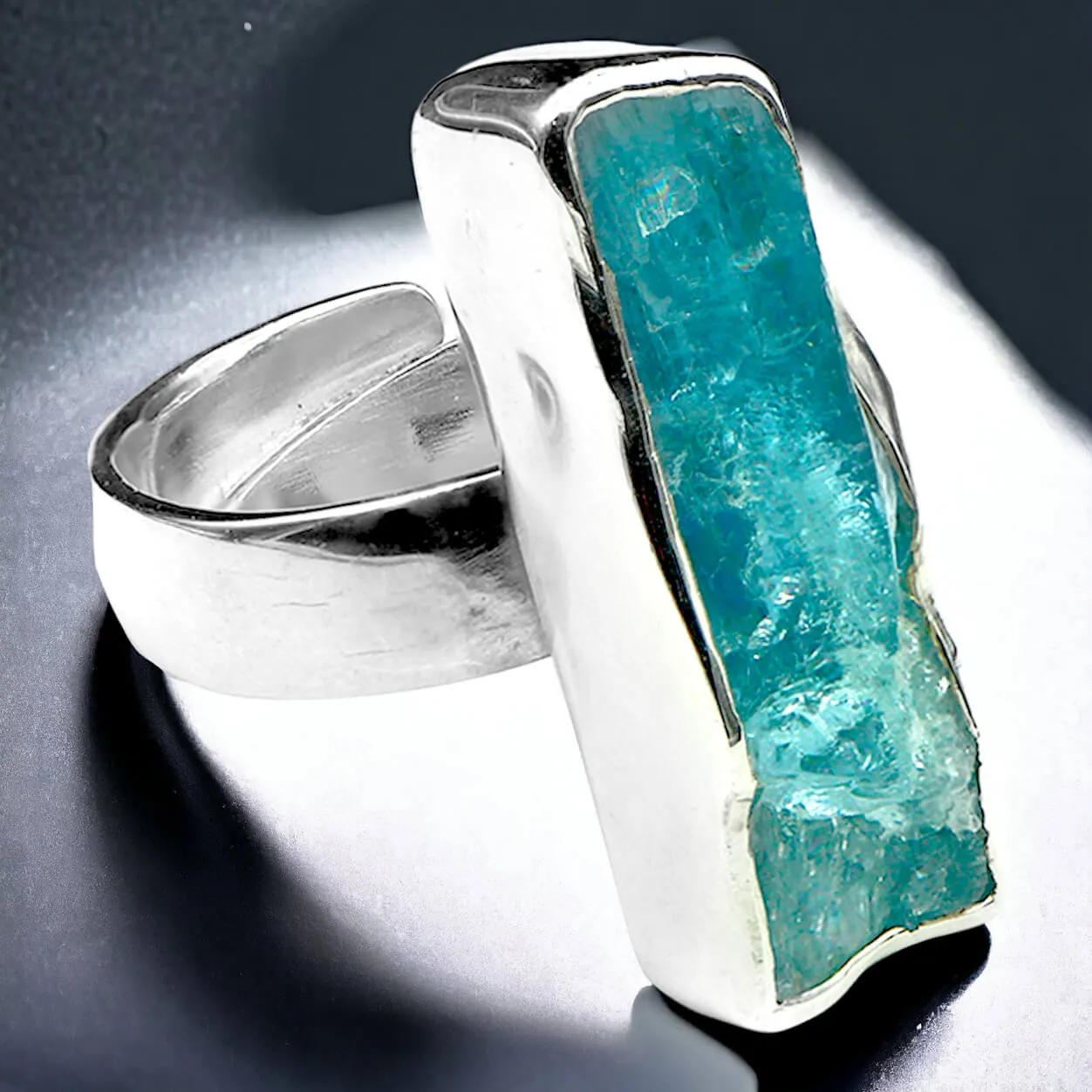 Anello in Argento con Acquamarina Grezza: Bellezza Naturale.