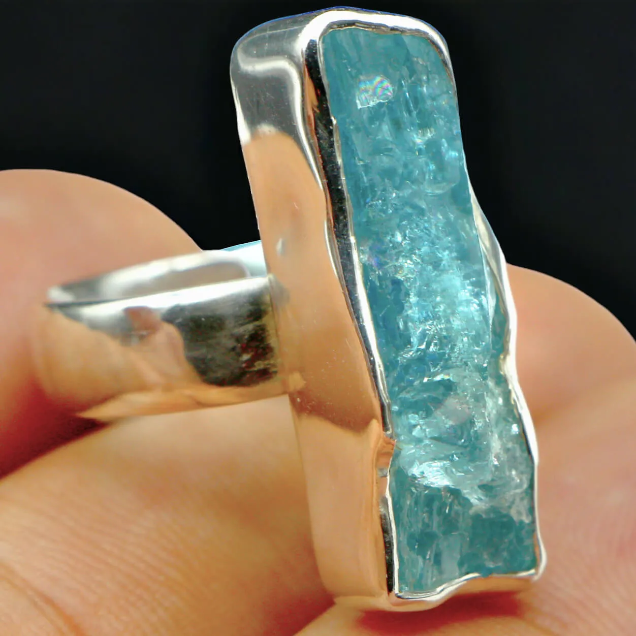 Anello in Argento con Acquamarina Grezza: Bellezza Naturale.