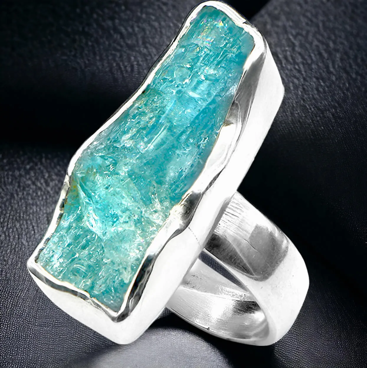 Anello in Argento con Acquamarina Grezza: Bellezza Naturale.