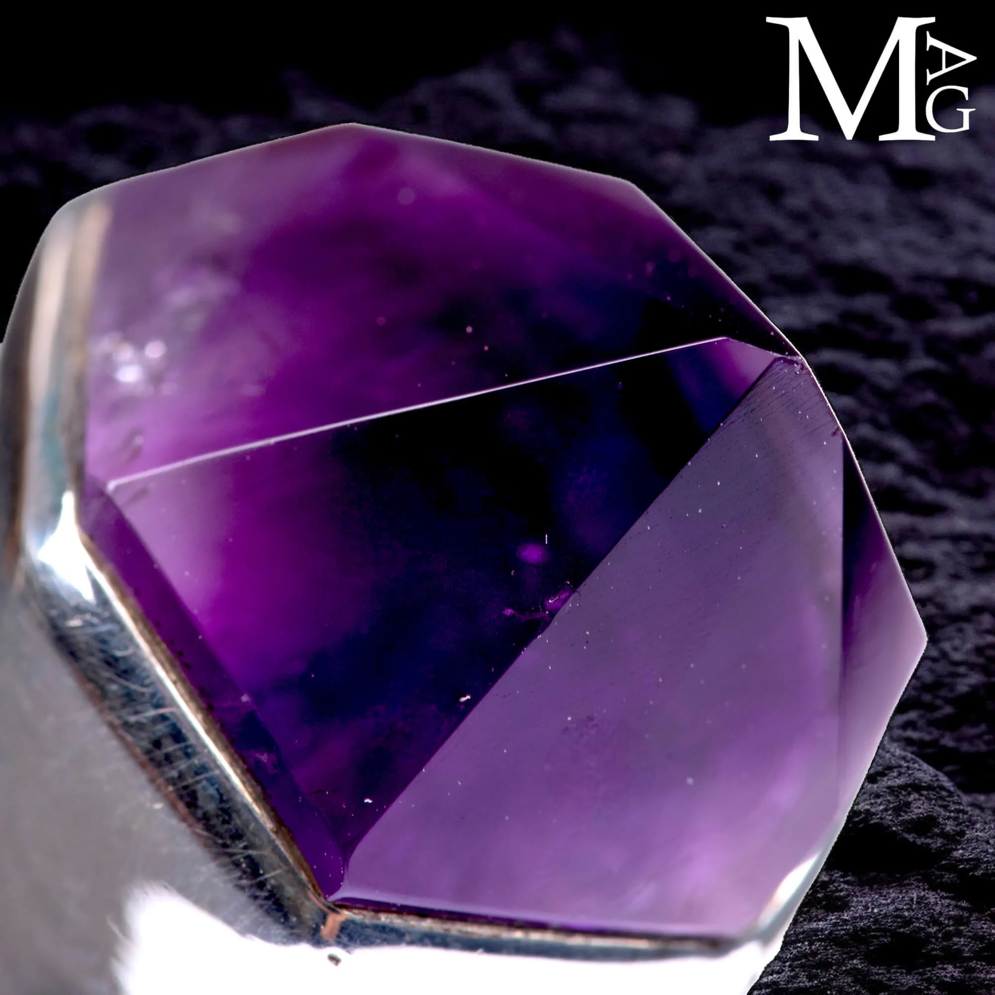 Anello in argento 925 con ametista boliviana esagonale.