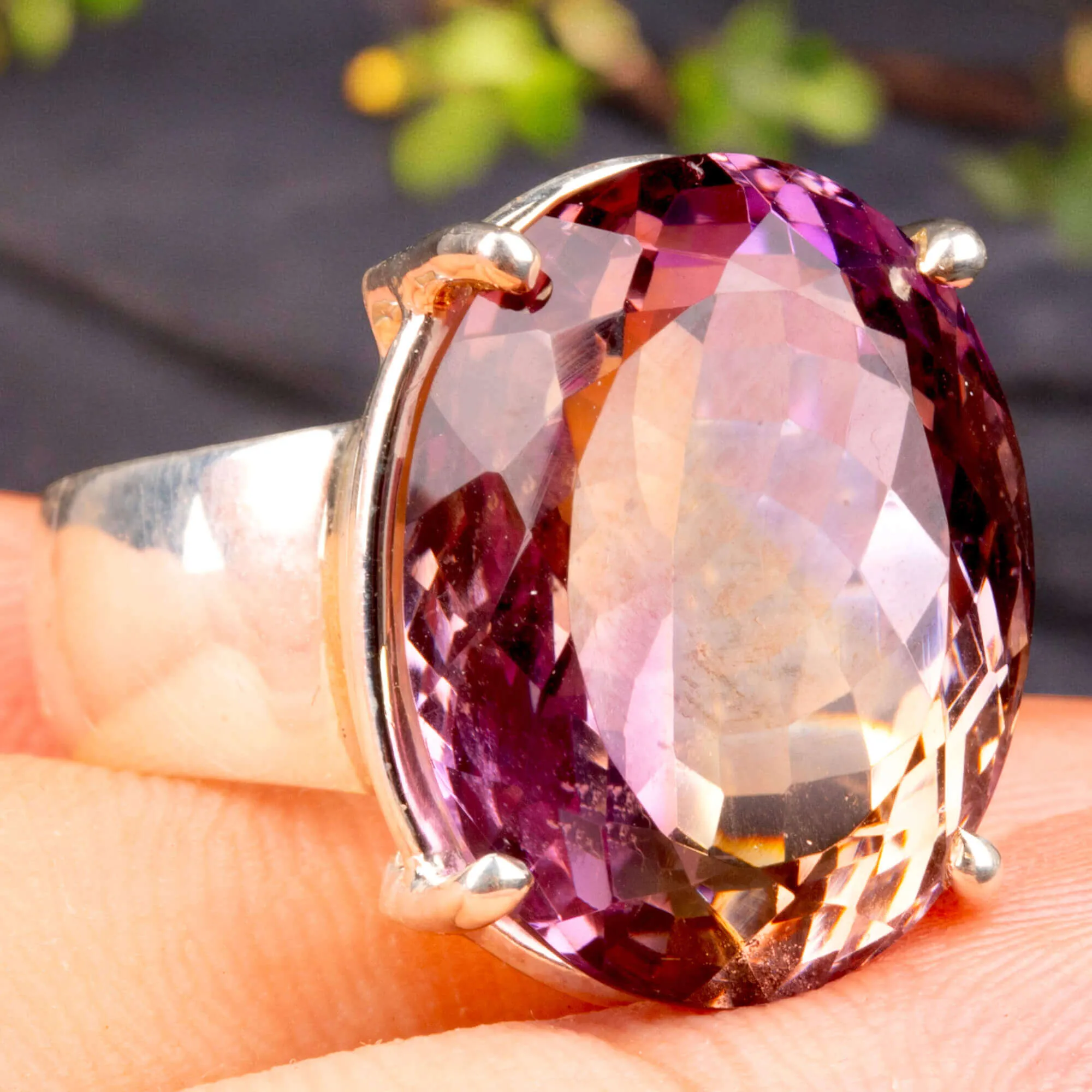 Anello con Gemma di Ametrino: Eleganza e Armonia in un Solo Gioiello.