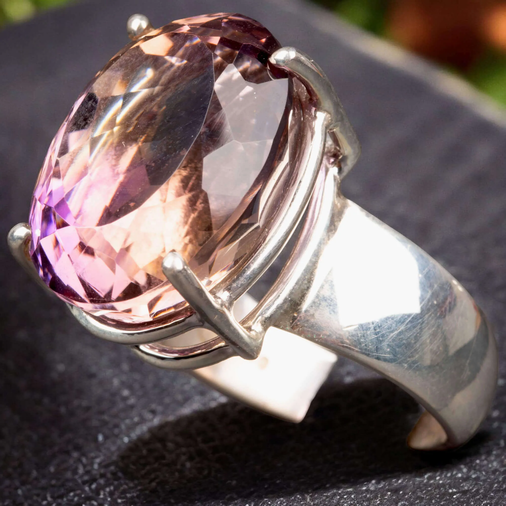 Anello con Gemma di Ametrino: Eleganza e Armonia in un Solo Gioiello.