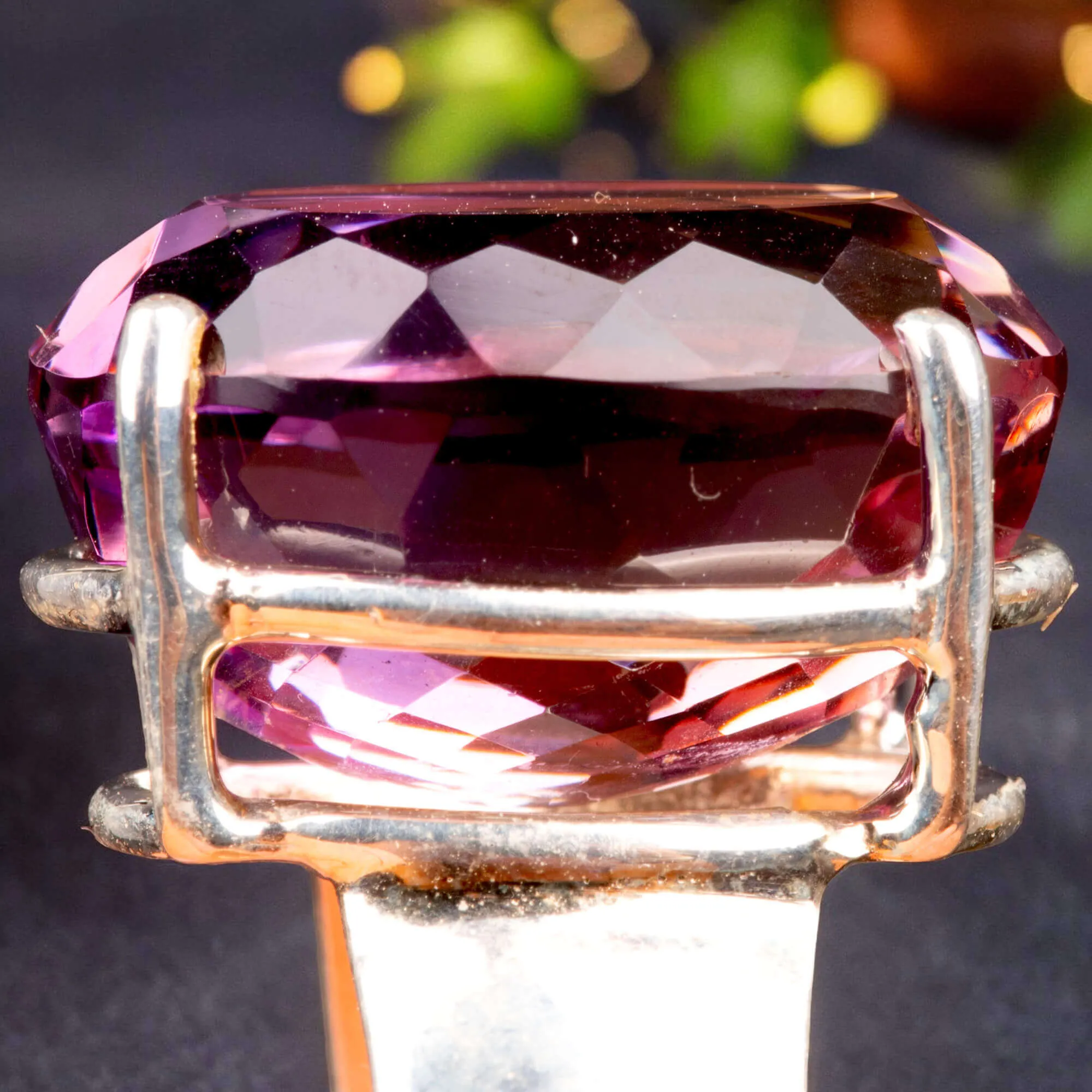 Anello con Gemma di Ametrino: Eleganza e Armonia in un Solo Gioiello.