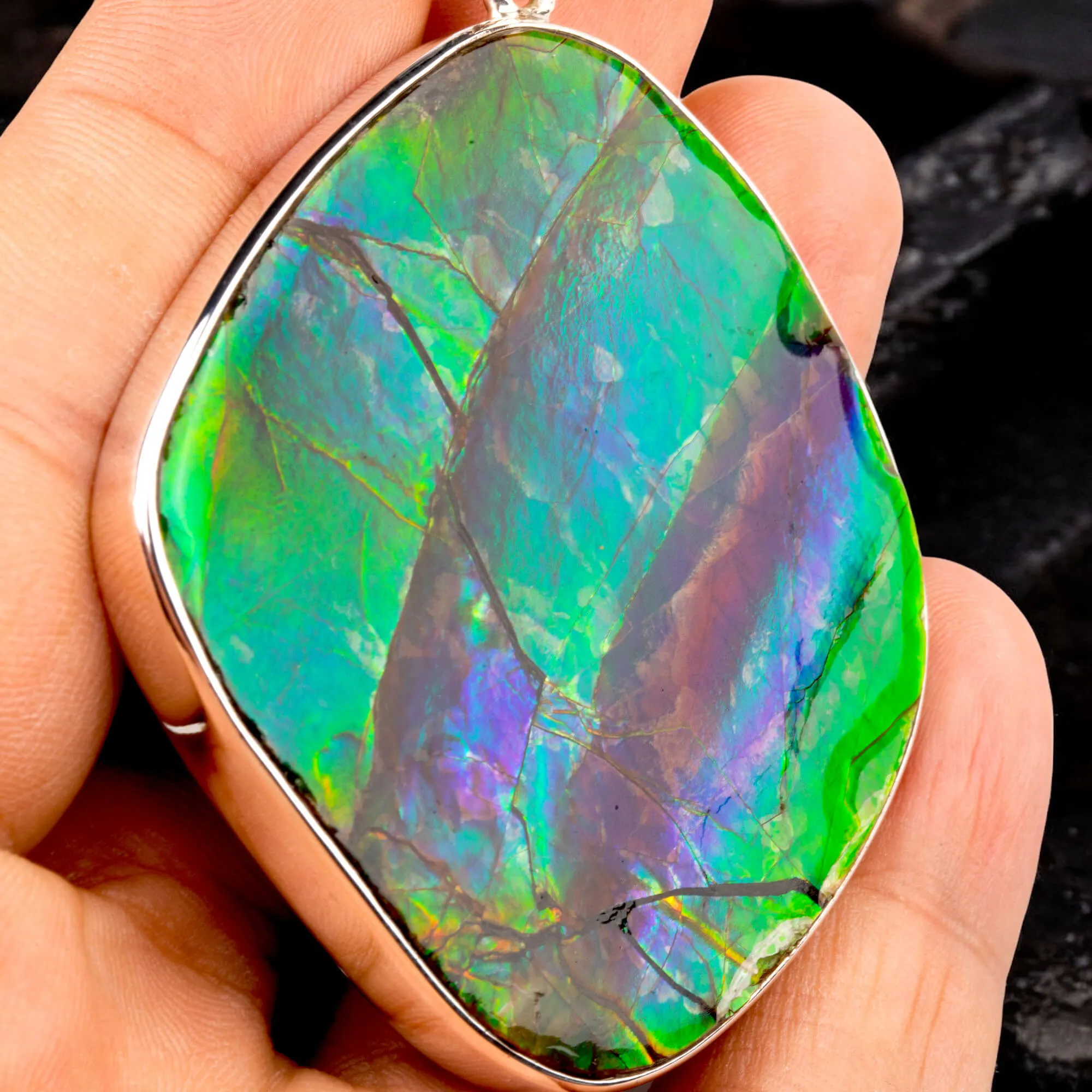 Gioiello in Argento con Ammolite Verde e Blu Iridescente.