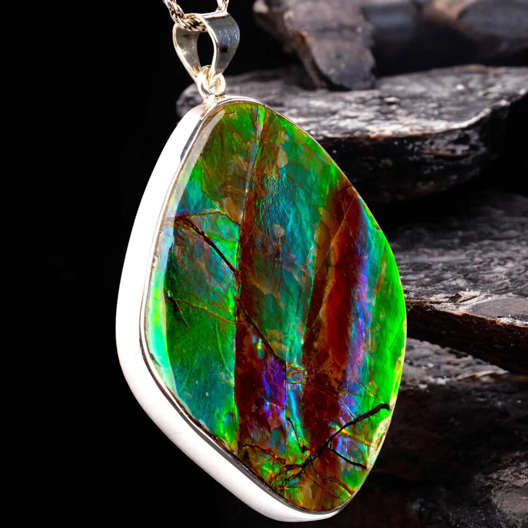 Gioiello in Argento con Ammolite Verde e Blu Iridescente.