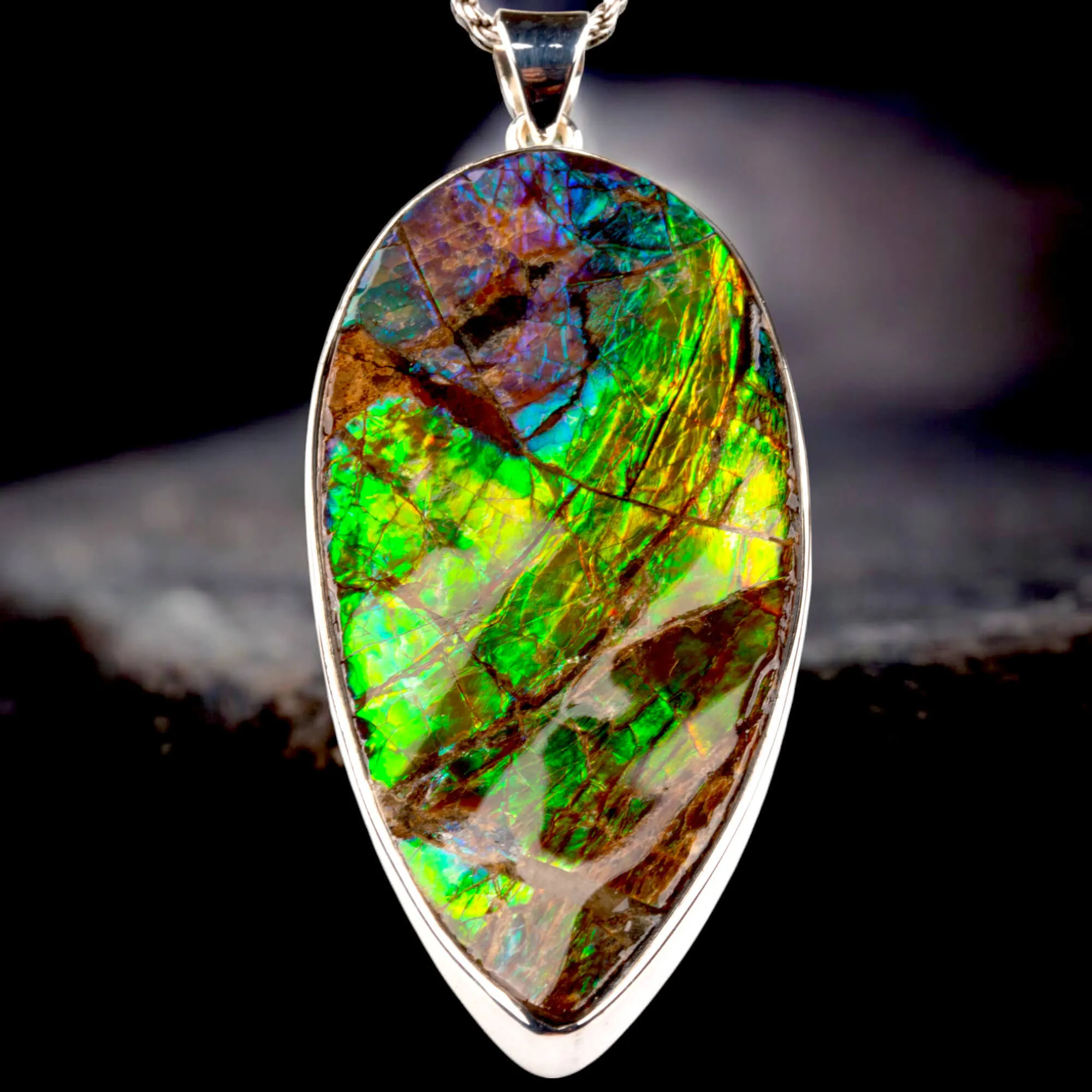 Ciondolo in Argento con Ammolite: La Magia dei Riflessi.