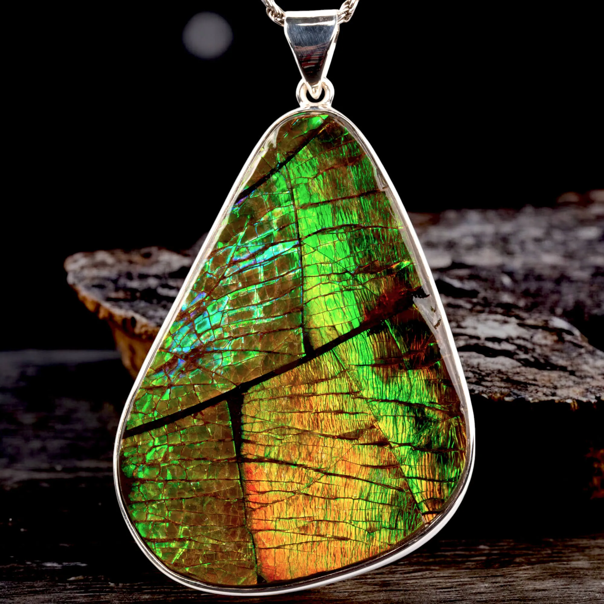 Gioiello Esclusivo in Argento con Ammolite.