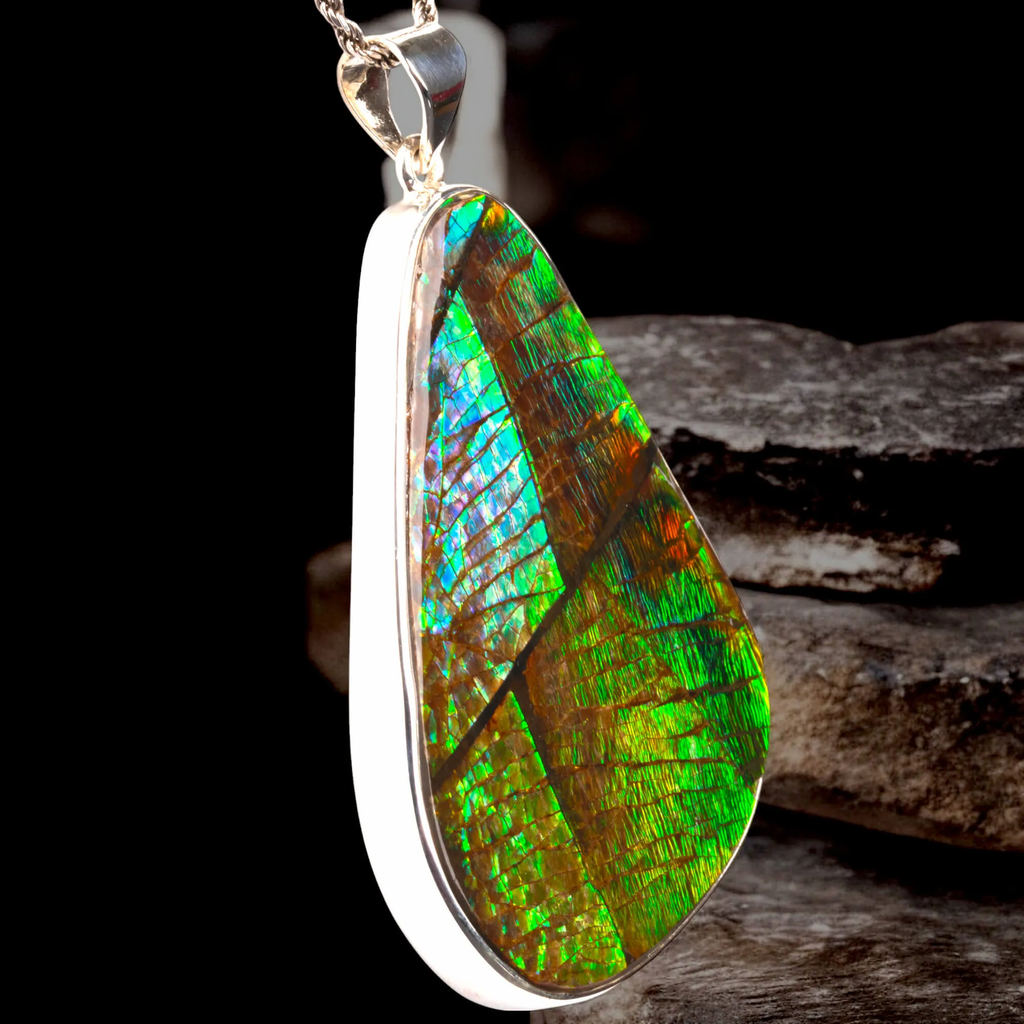 Gioiello Esclusivo in Argento con Ammolite.