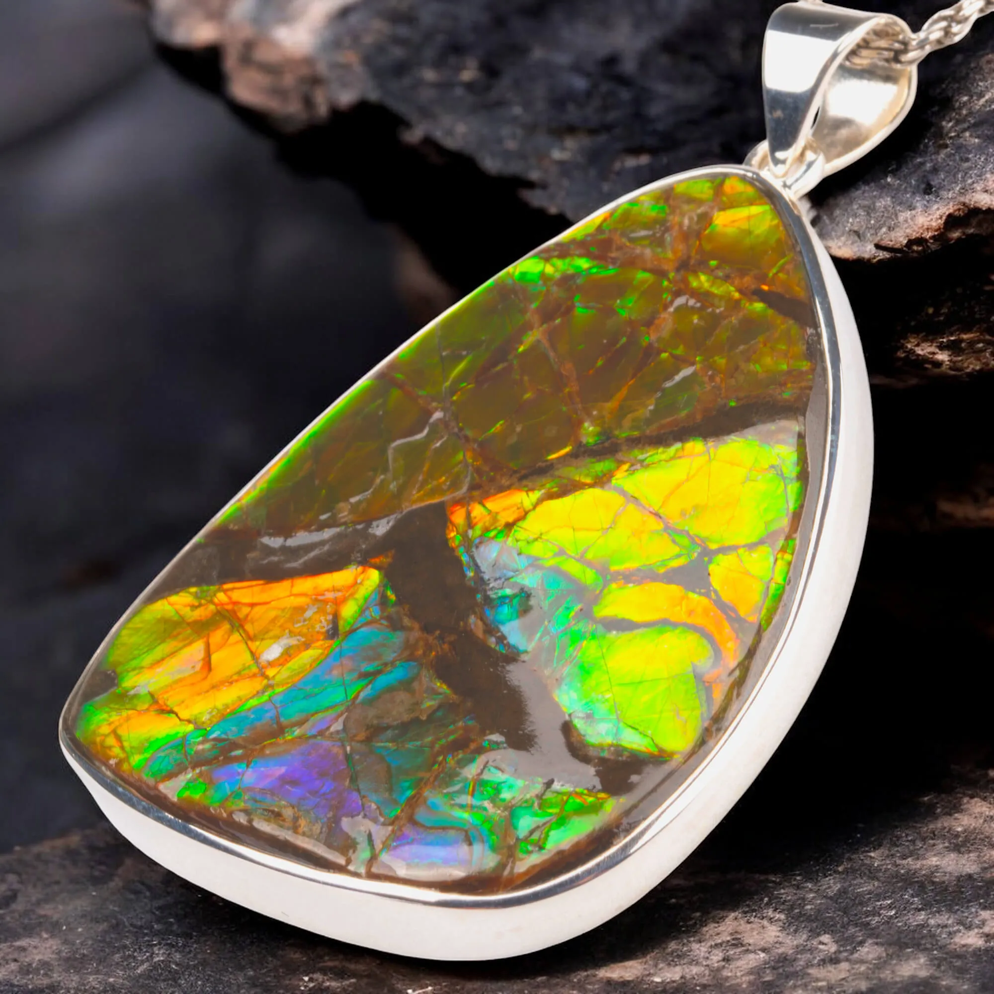 Gioiello con rara gemma di Ammolite.