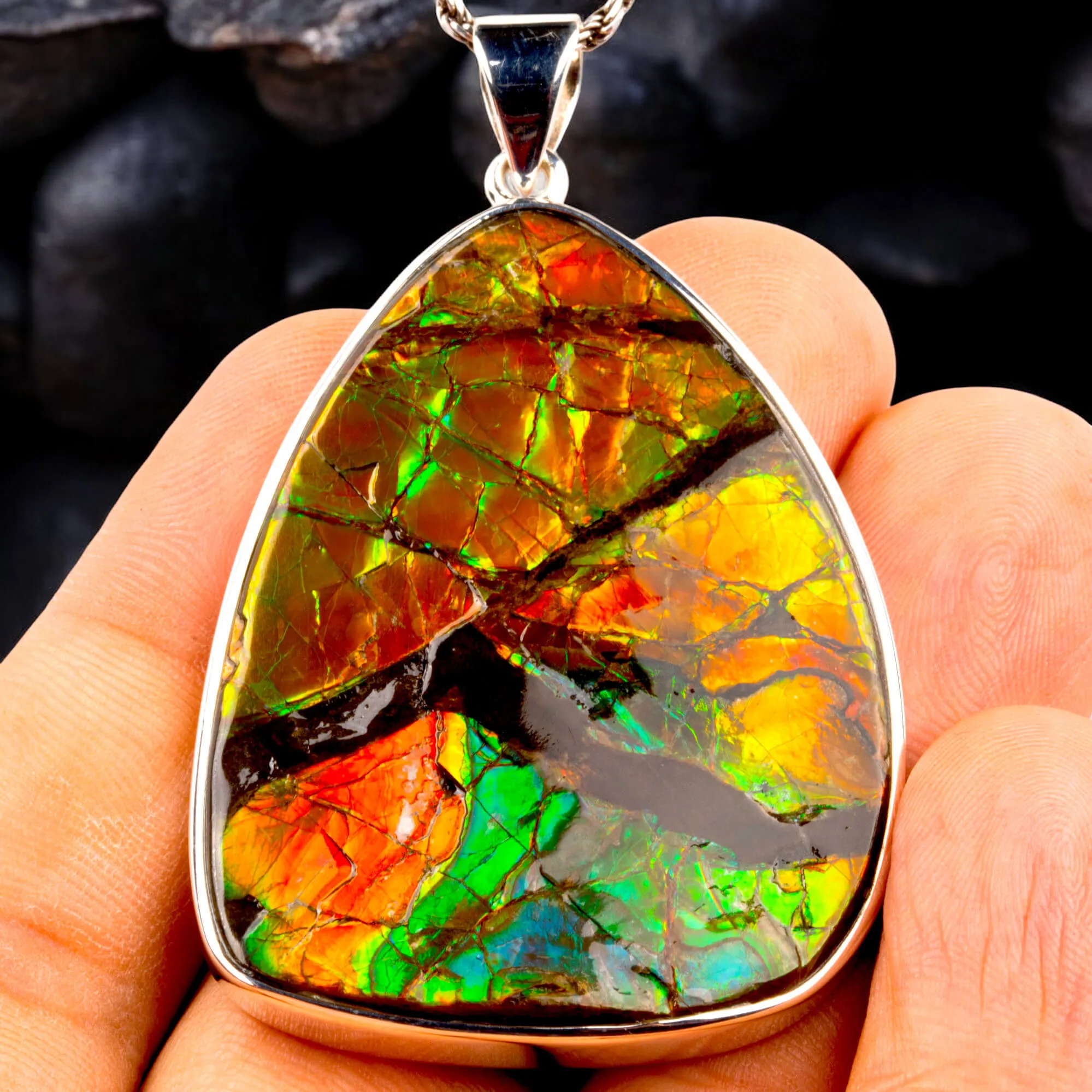 Gioiello con rara gemma di Ammolite.