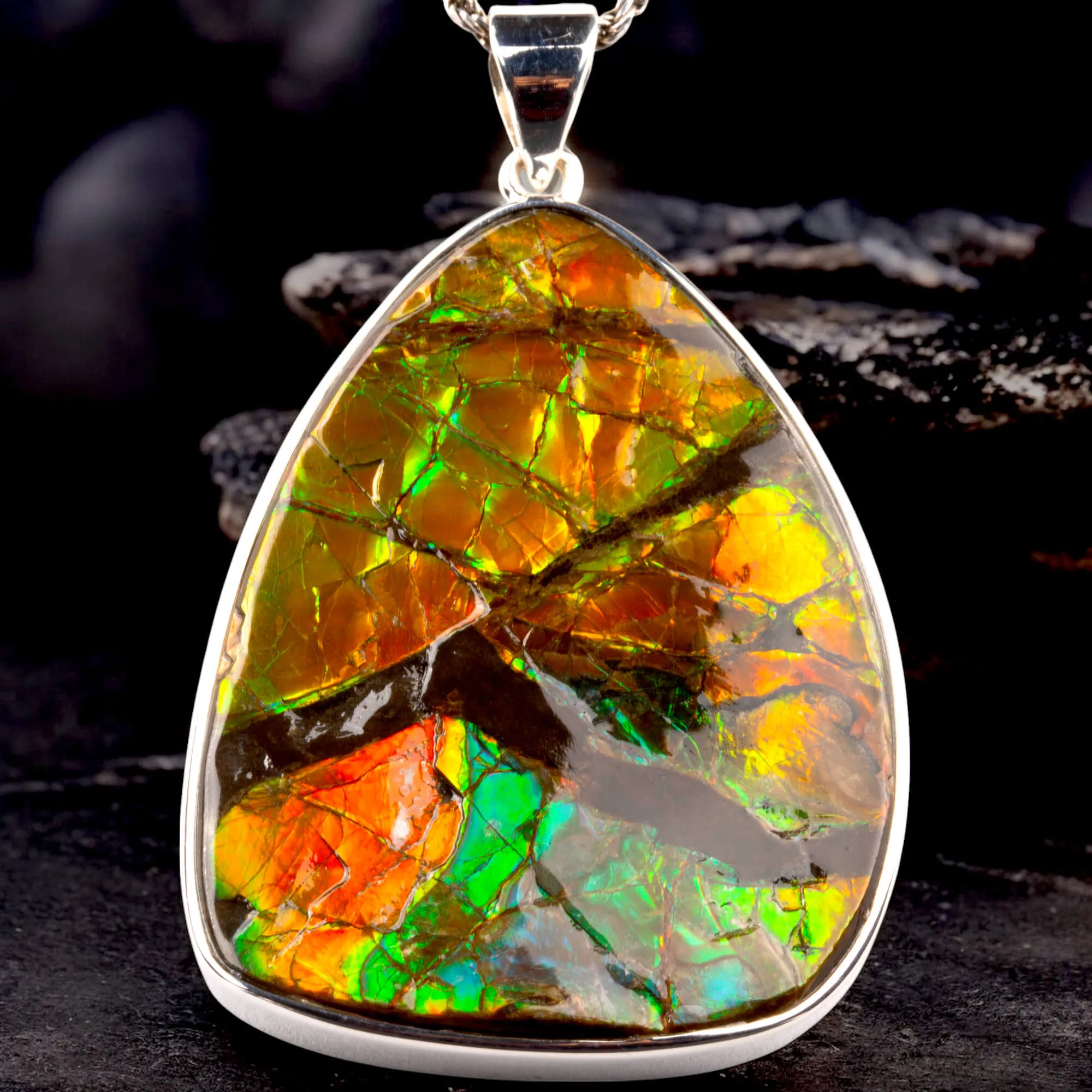 Gioiello con rara gemma di Ammolite.