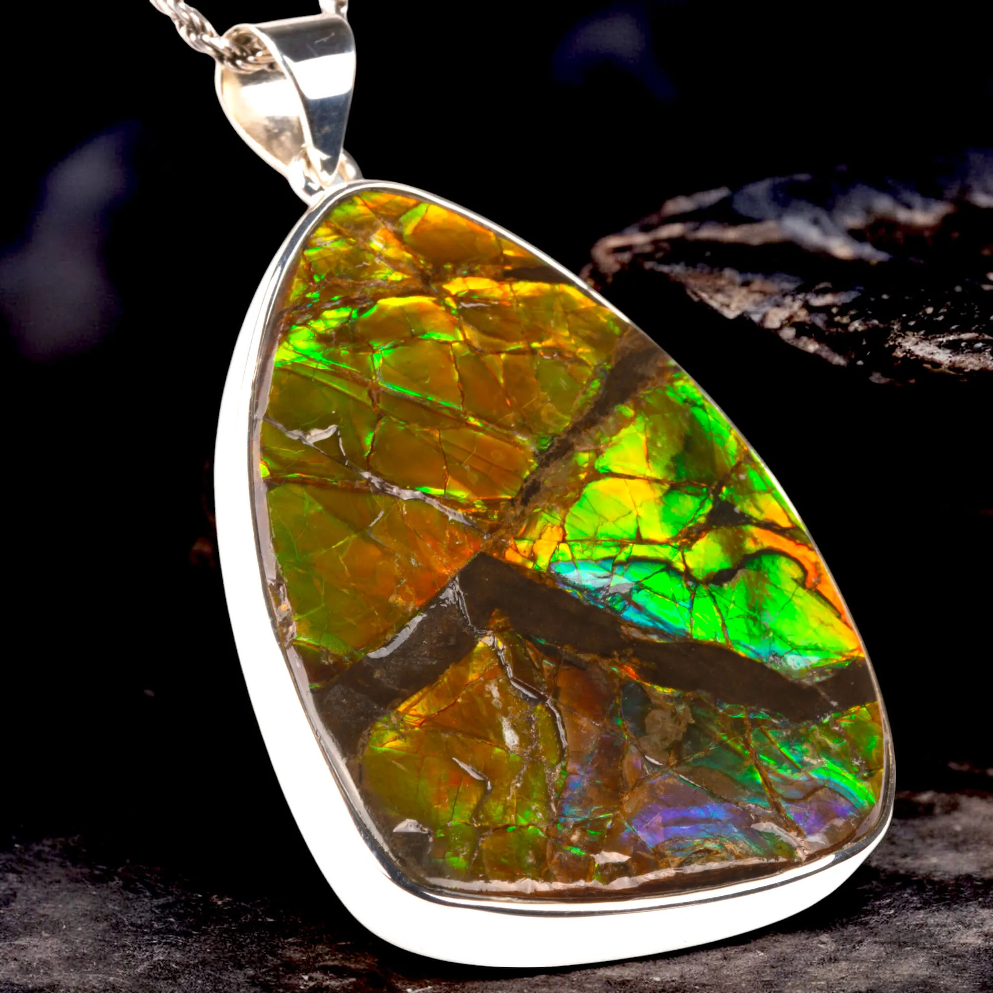 Gioiello con rara gemma di Ammolite.