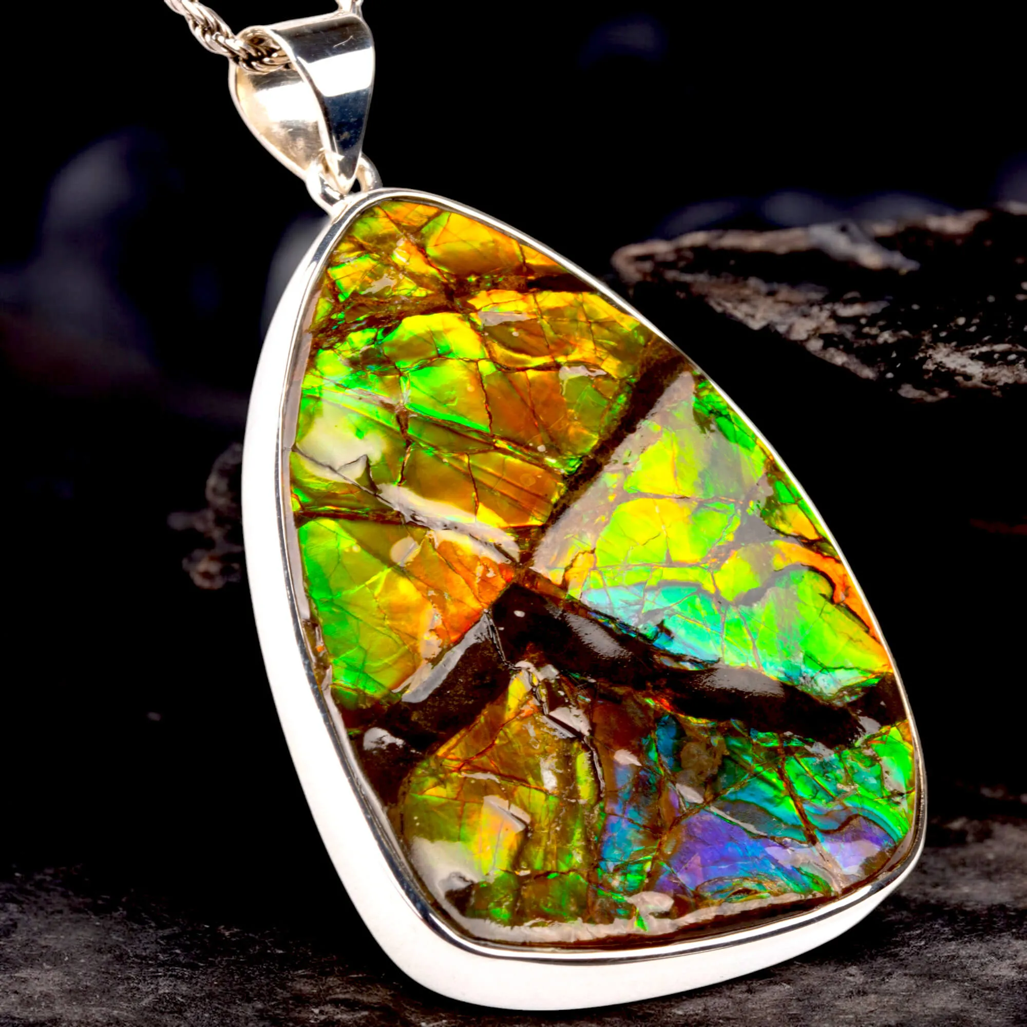 Gioiello con rara gemma di Ammolite.