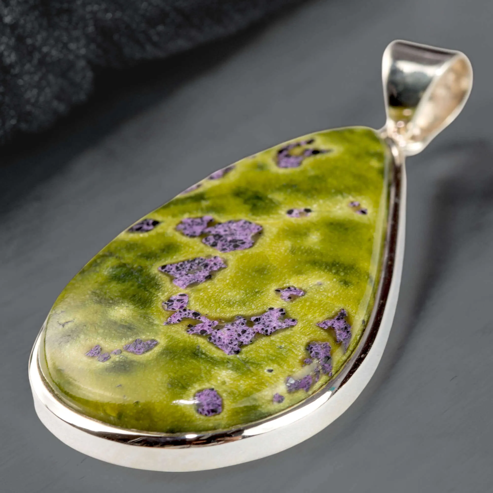 Ciondolo in Argento con Cabochon di Atlantisite a Goccia.