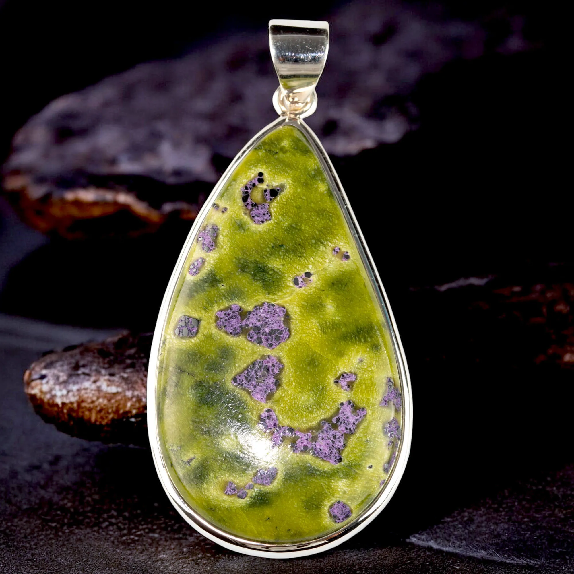 Ciondolo in Argento con Cabochon di Atlantisite a Goccia.