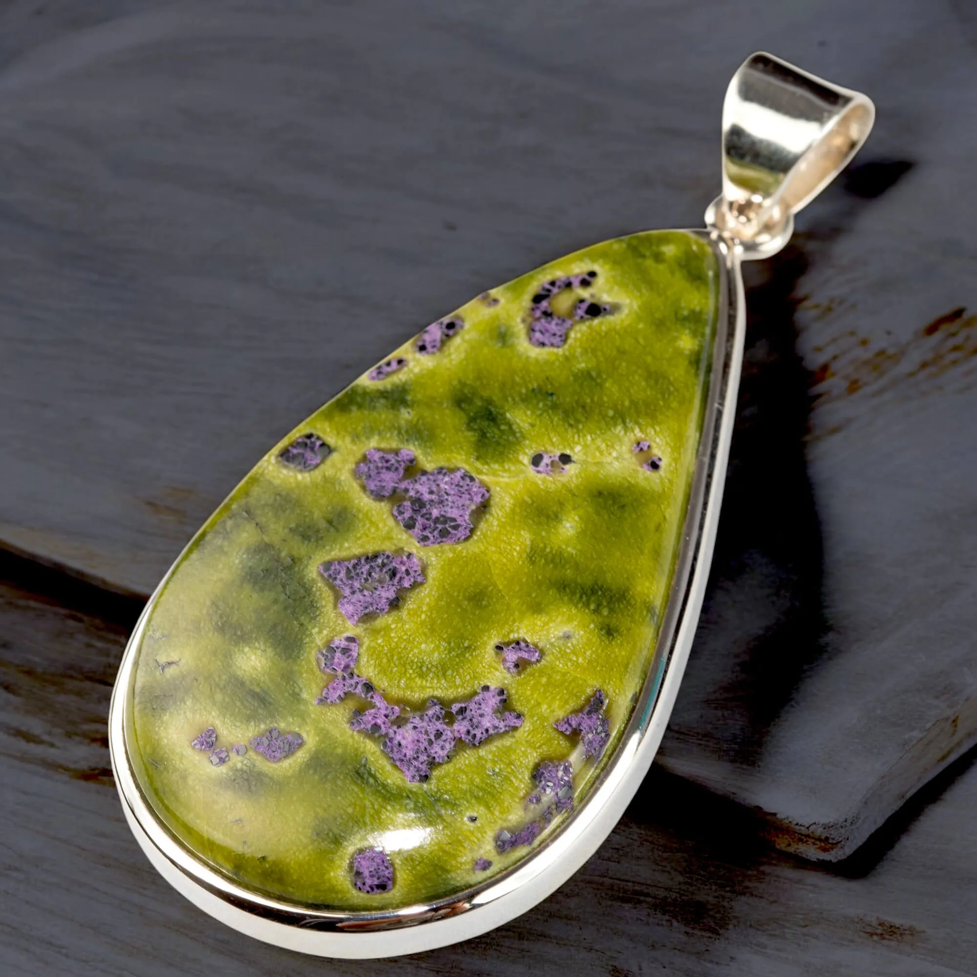 Ciondolo in Argento con Cabochon di Atlantisite a Goccia.