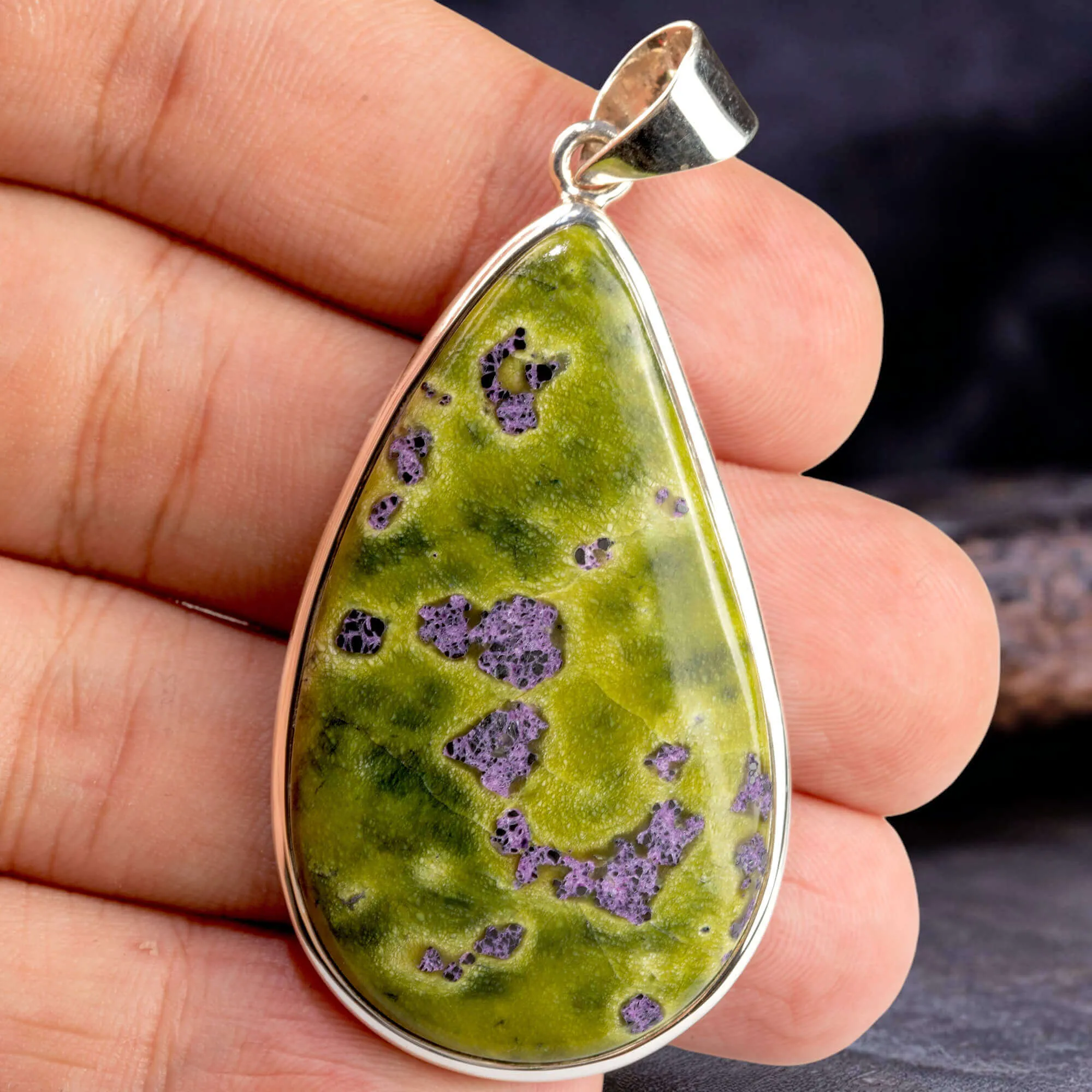 Ciondolo in Argento con Cabochon di Atlantisite a Goccia.