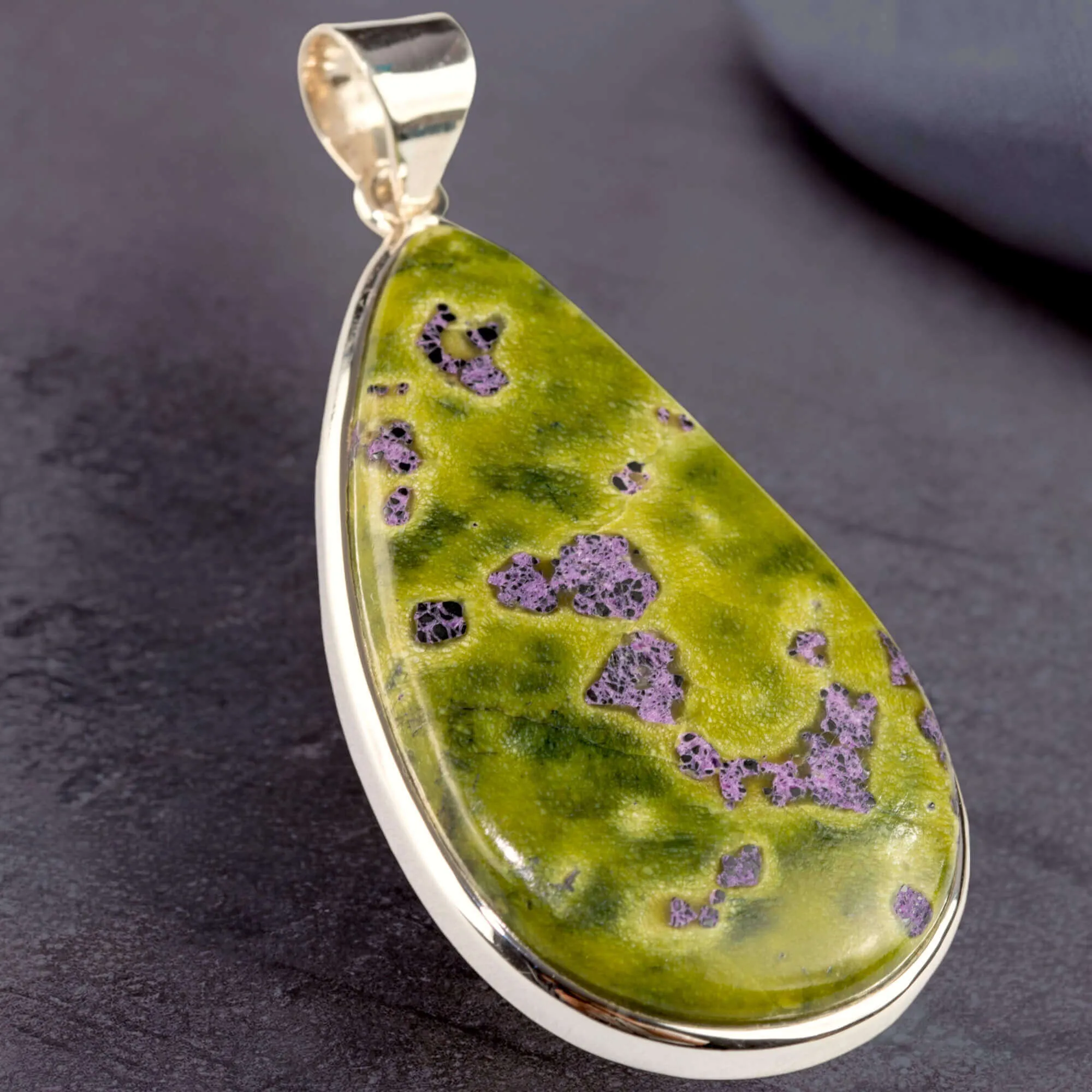 Ciondolo in Argento con Cabochon di Atlantisite a Goccia.