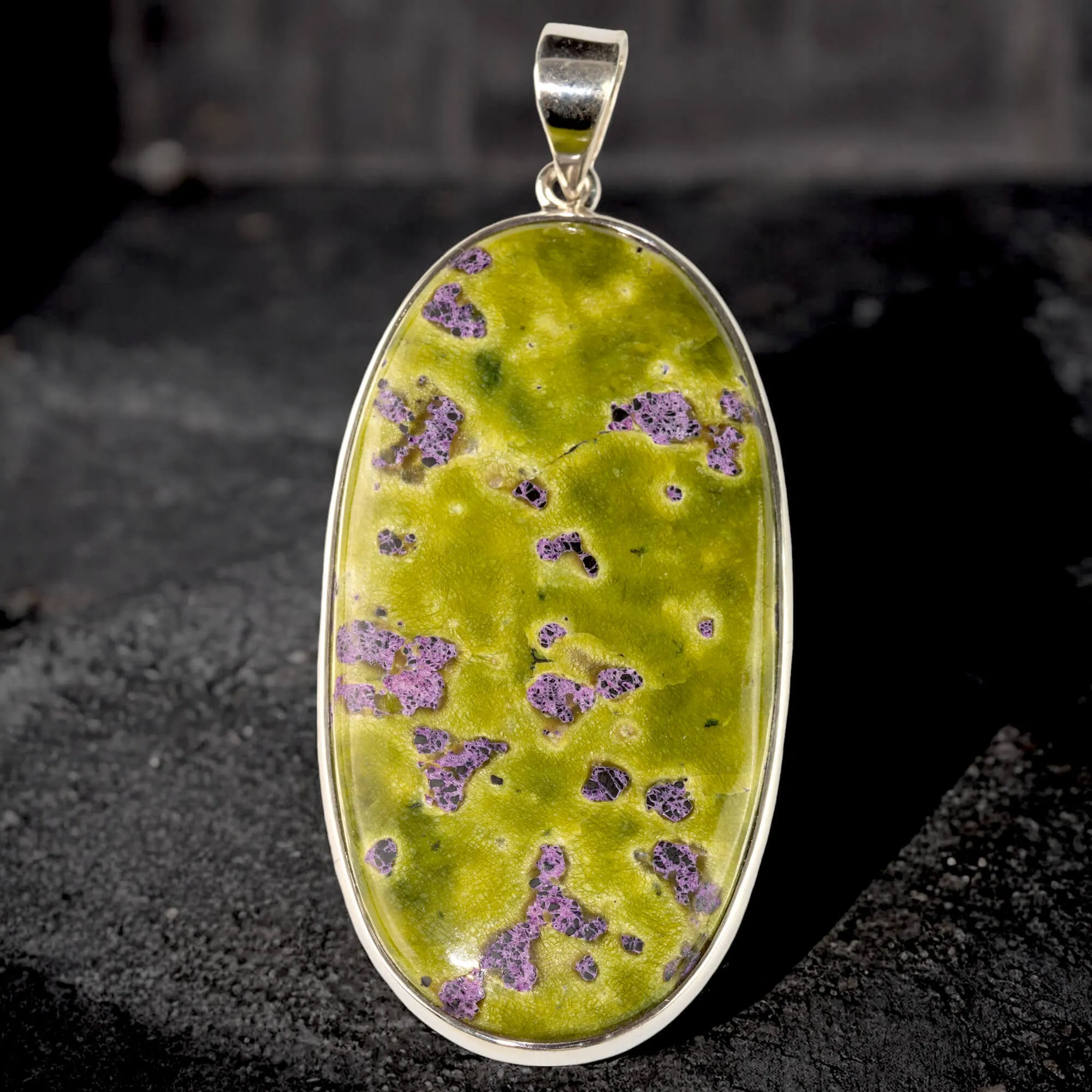 Ciondolo in Argento con Grande Cabochon Ovale di Atlantisite: Eclettico ed Audace.