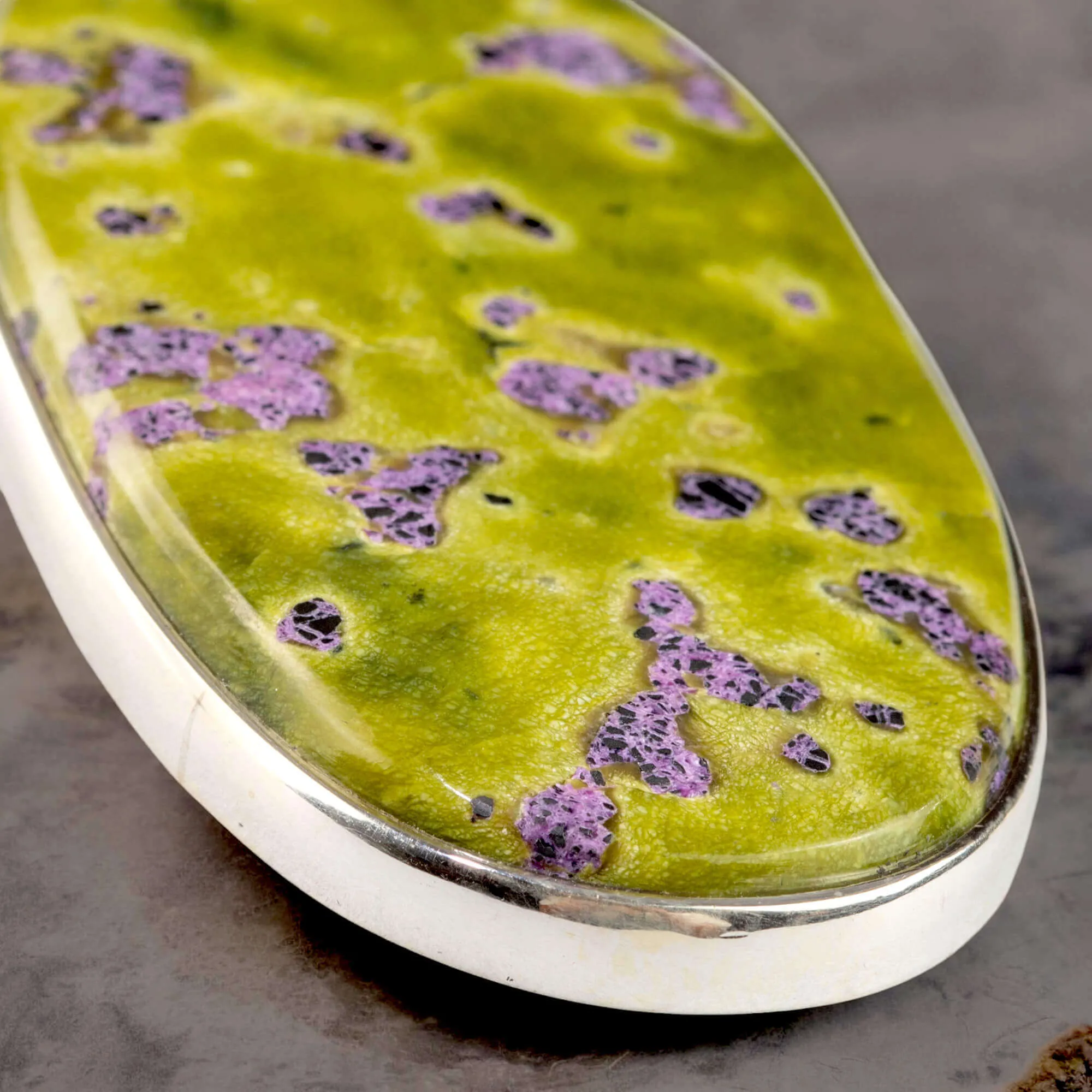 Ciondolo in Argento con Grande Cabochon Ovale di Atlantisite: Eclettico ed Audace.