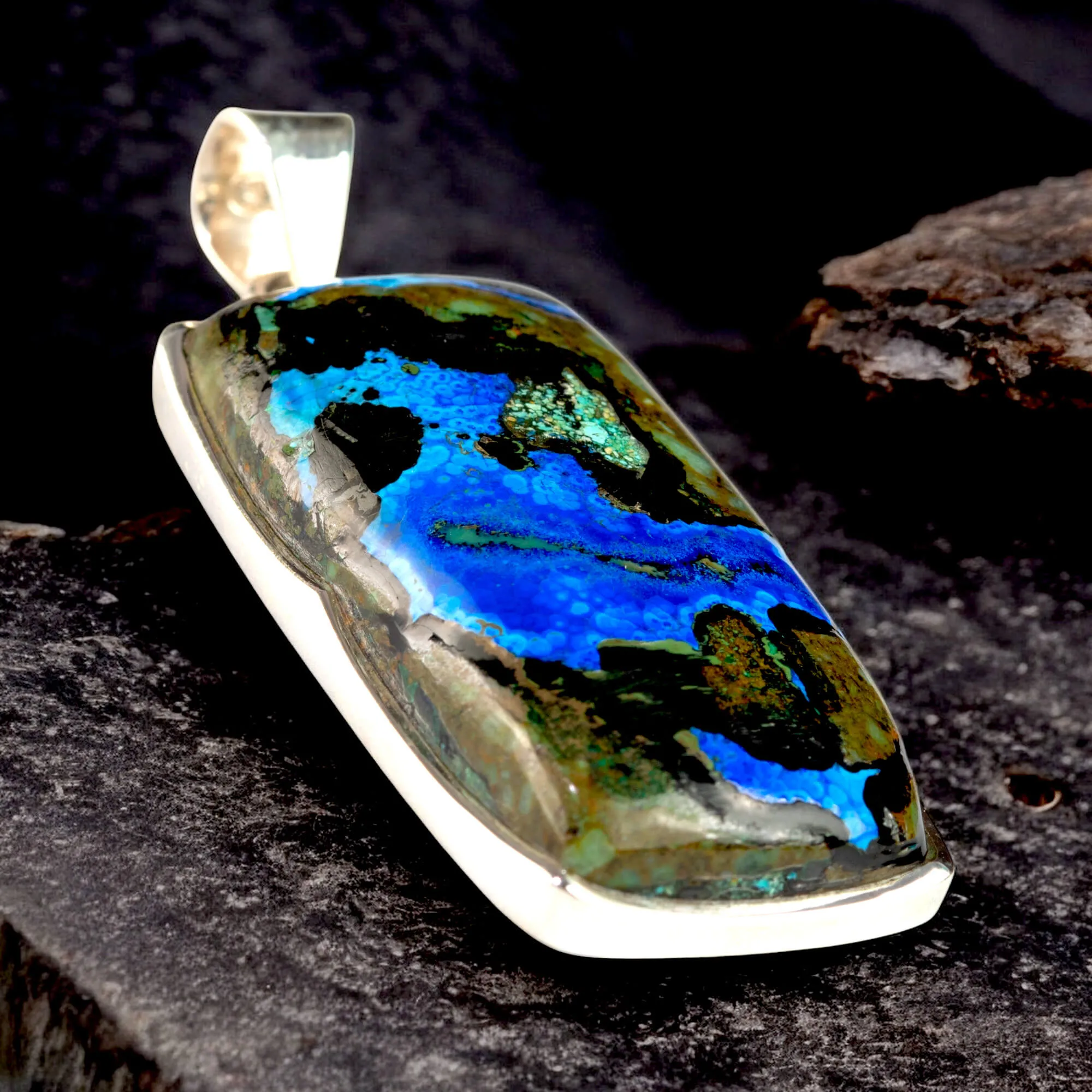 Ciondolo con Azzurrite dei Monti Urali: Un Capolavoro di Natura e Colore.