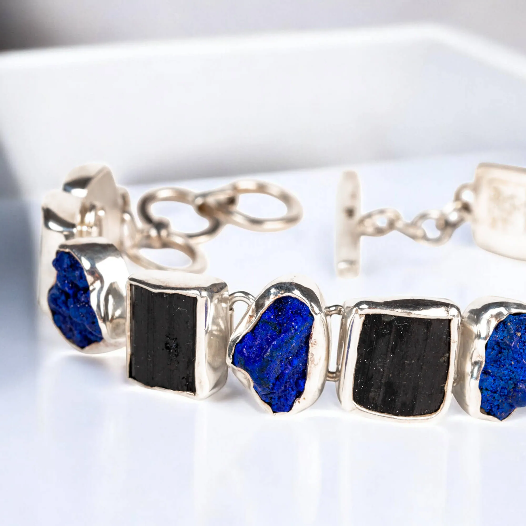 Bracciale in Argento con Azzurrite dei Monti Urali e Tormalina Nera.