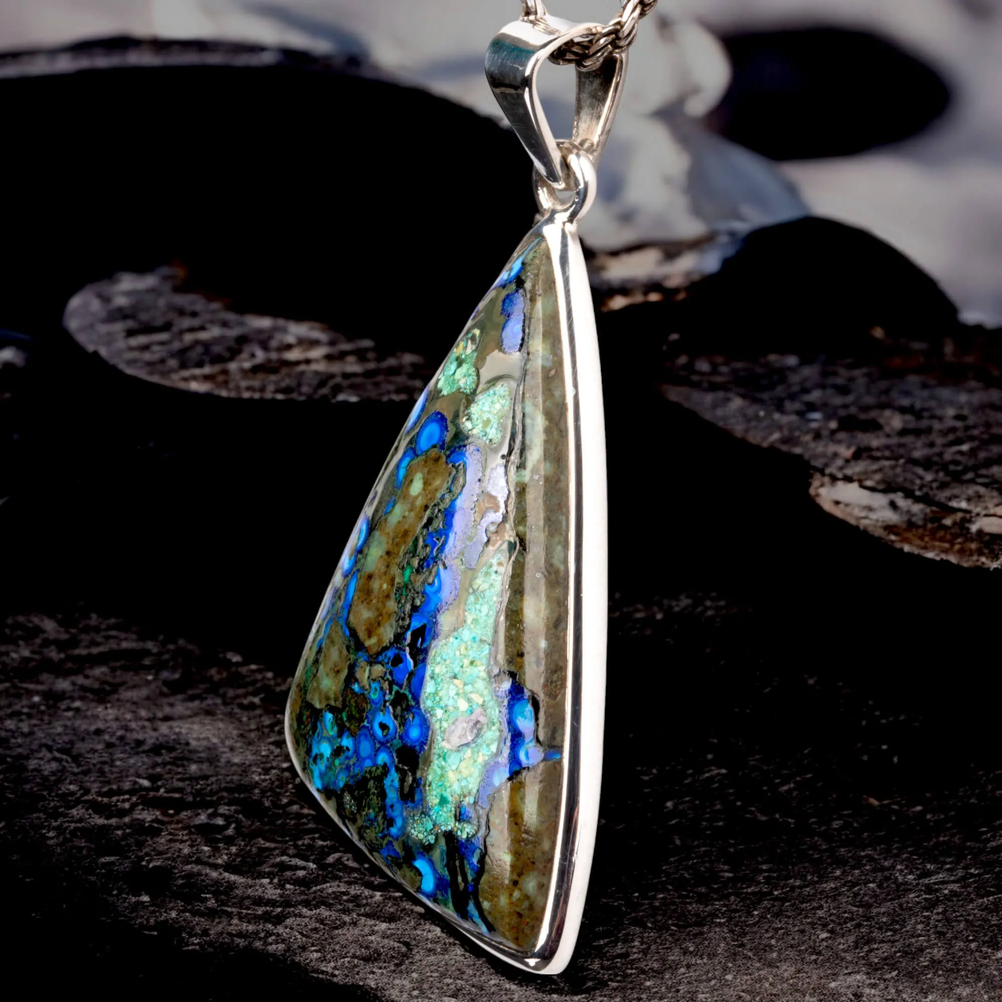 Ciondolo Triangolare con Azzurrite Iridescente.