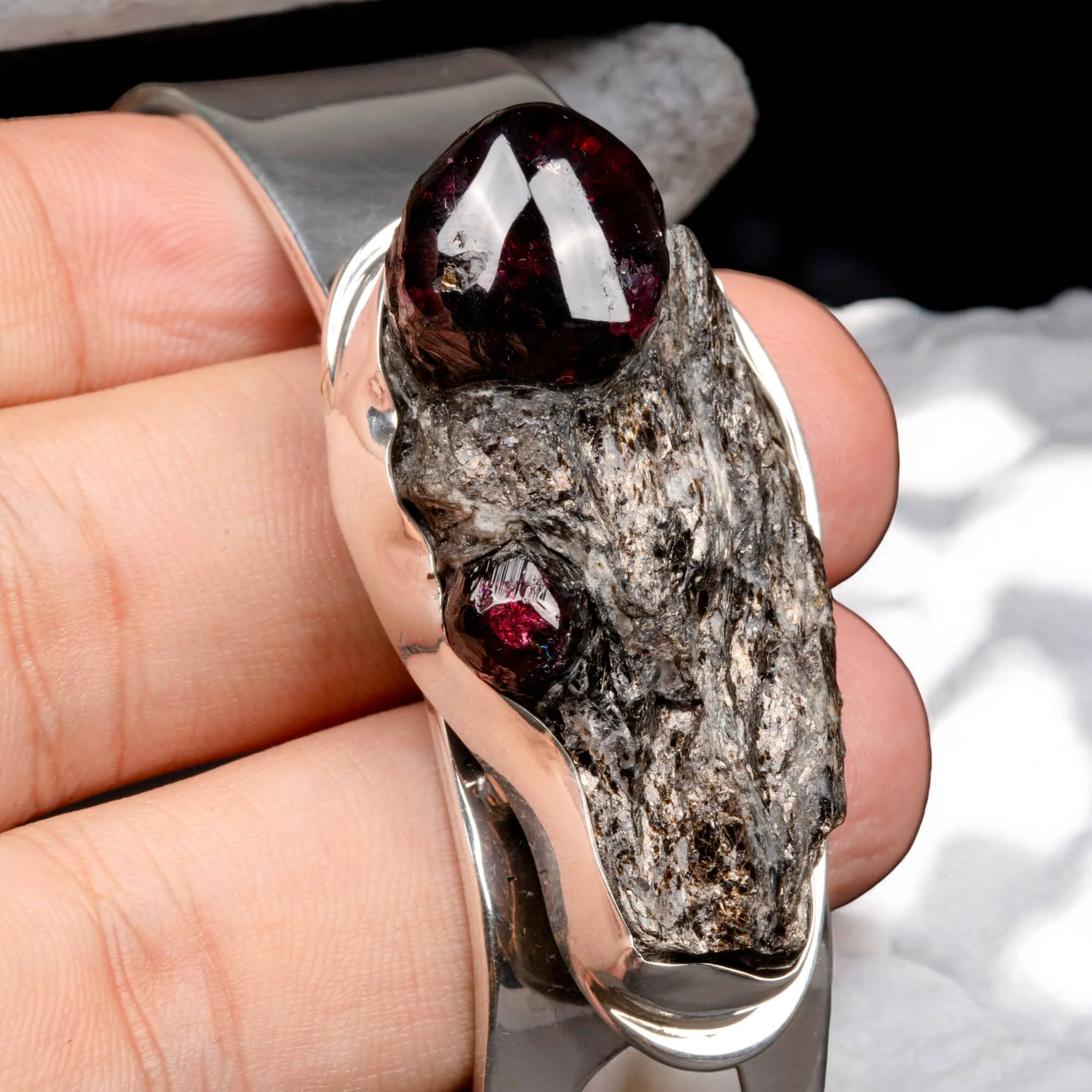 Bracciale a Fascia in Argento con Granato in Matrice.