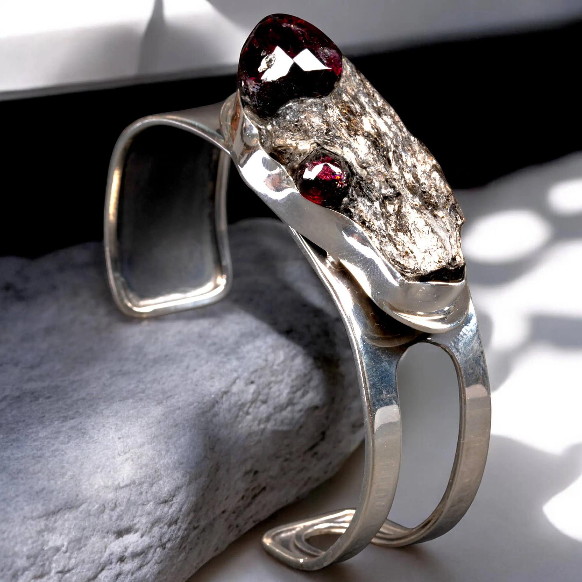 Bracciale a Fascia in Argento con Granato in Matrice.