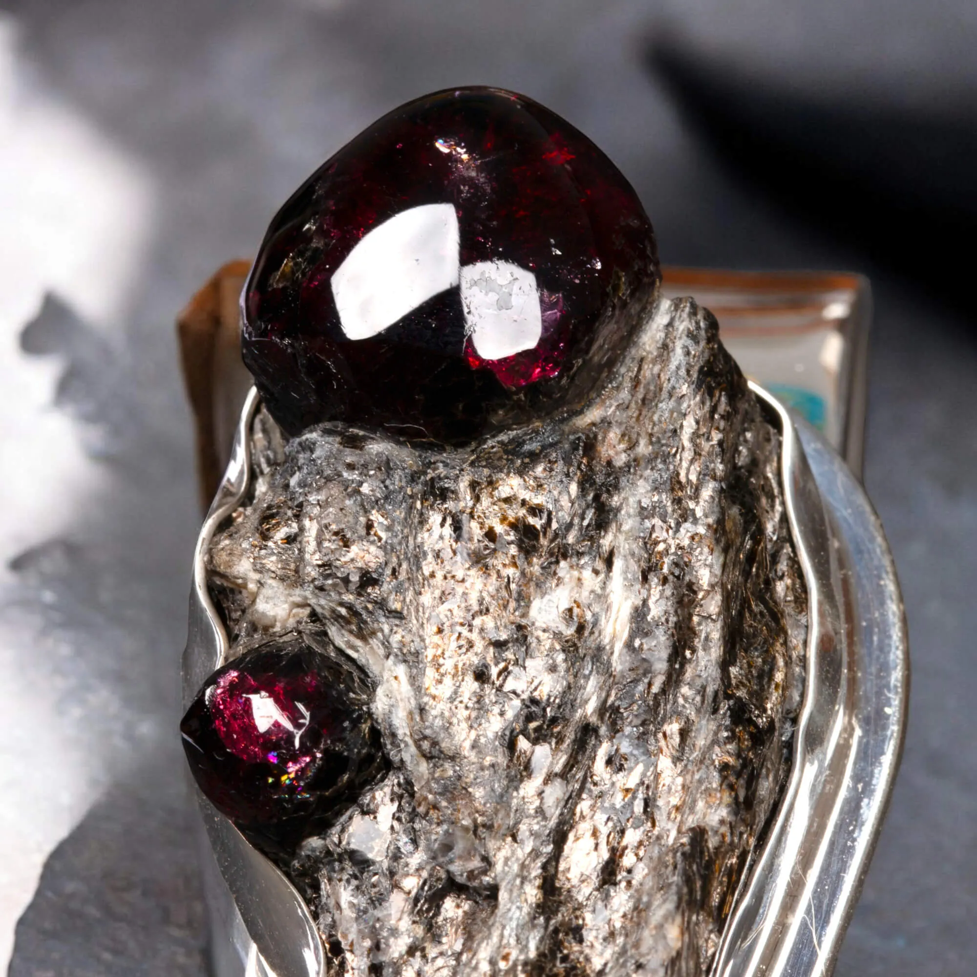 Bracciale a Fascia in Argento con Granato in Matrice.