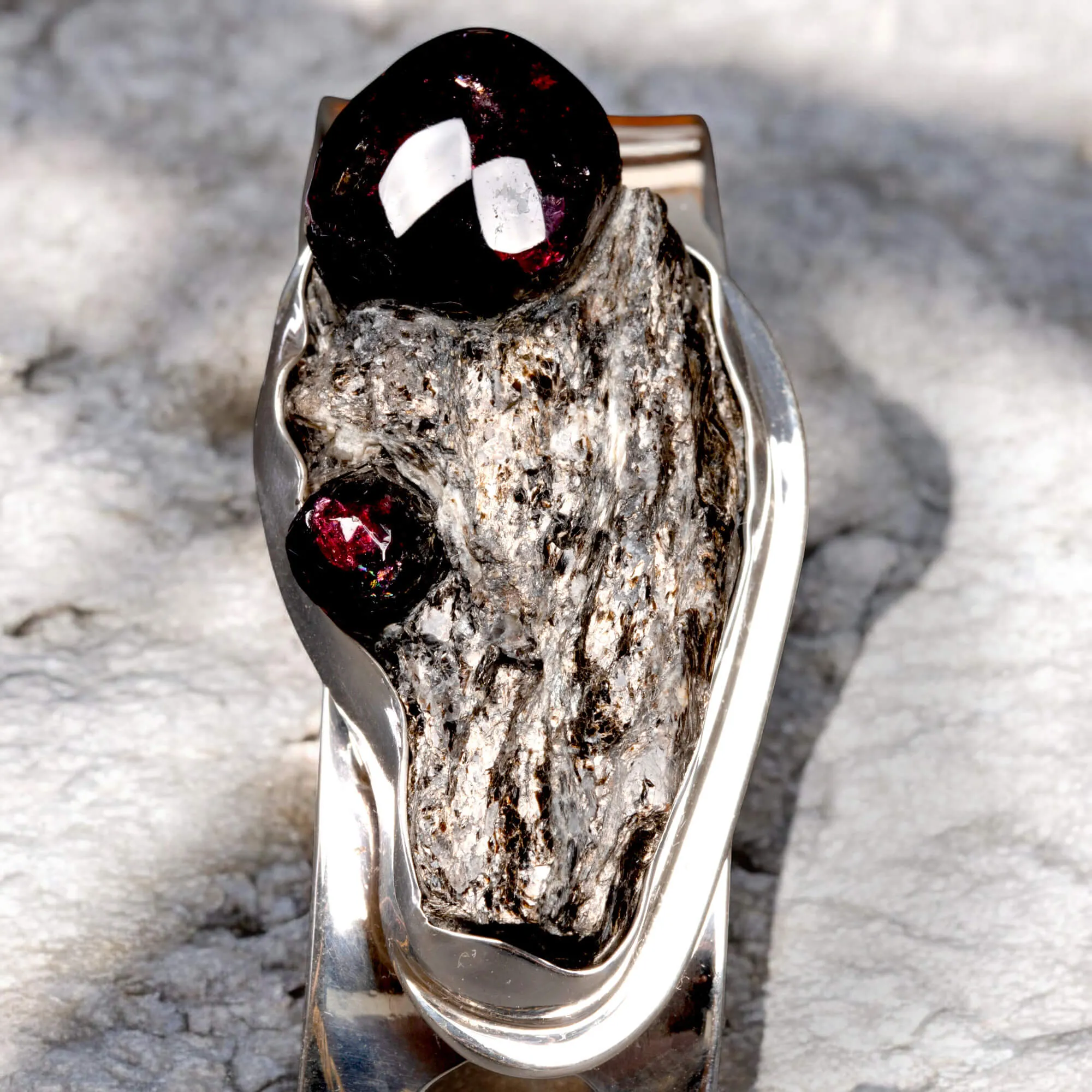 Bracciale a Fascia in Argento con Granato in Matrice.